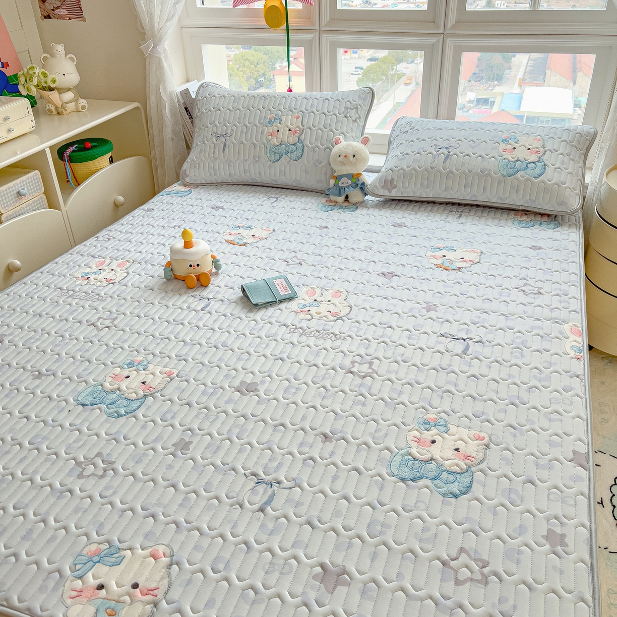 91家纺网 家纺一手货源 找家纺 丝羽坊 2026新款高密凉感丝印花乳胶凉席-平铺款 云朵猫咪