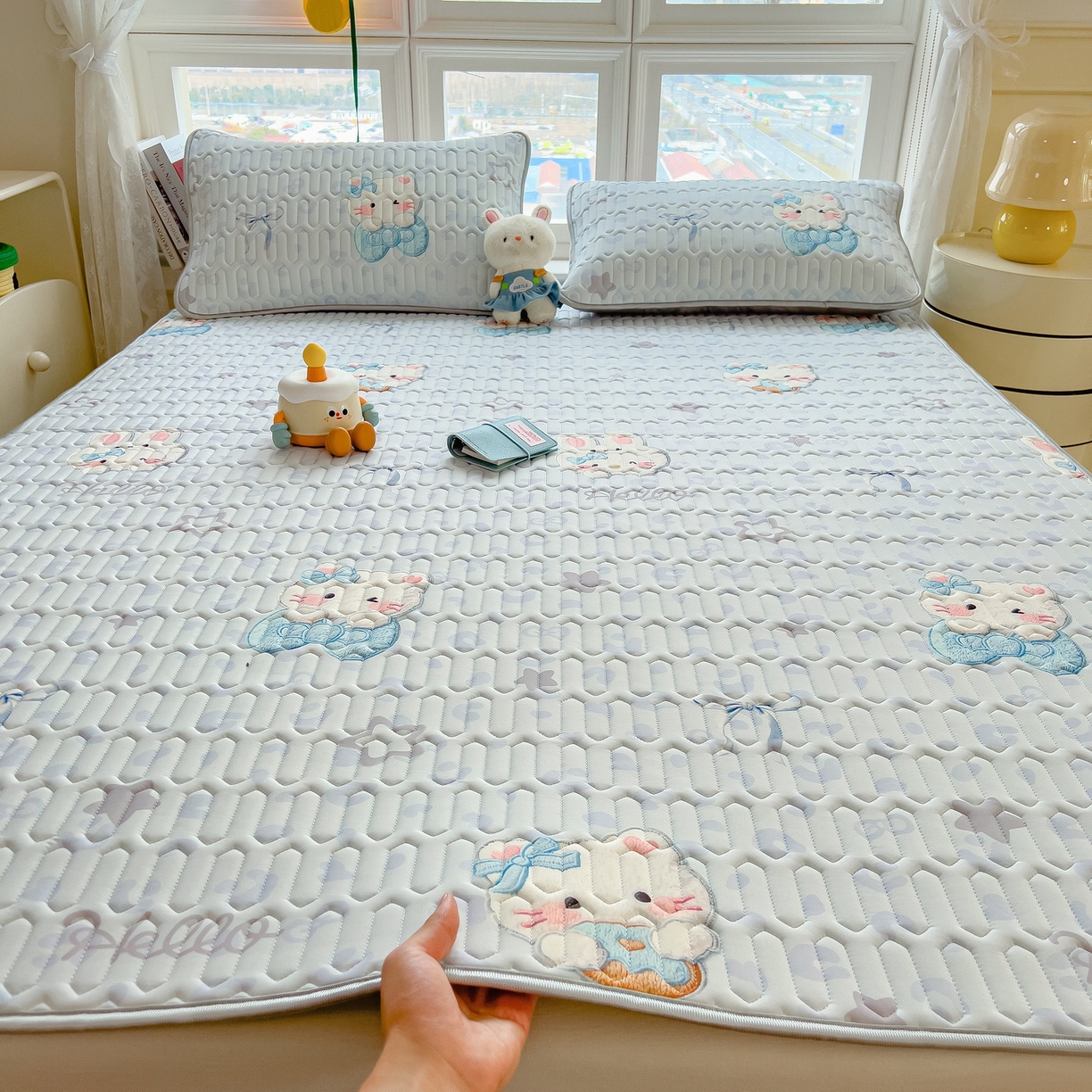 91家纺网 家纺一手货源 找家纺 丝羽坊 2026新款高密凉感丝印花乳胶凉席-平铺款 云朵猫咪