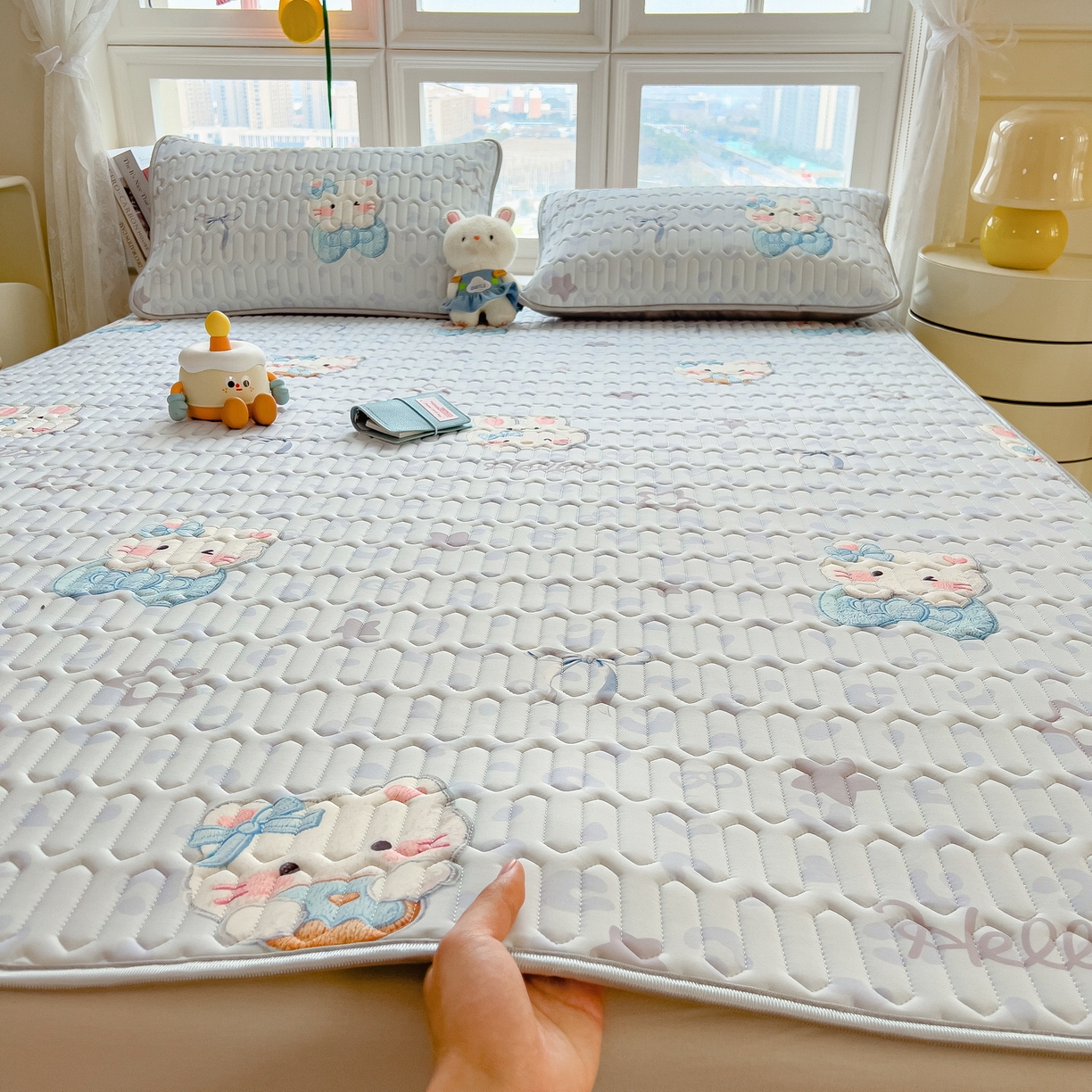 91家纺网 家纺一手货源 找家纺 丝羽坊 2026新款高密凉感丝印花乳胶凉席-平铺款 云朵猫咪