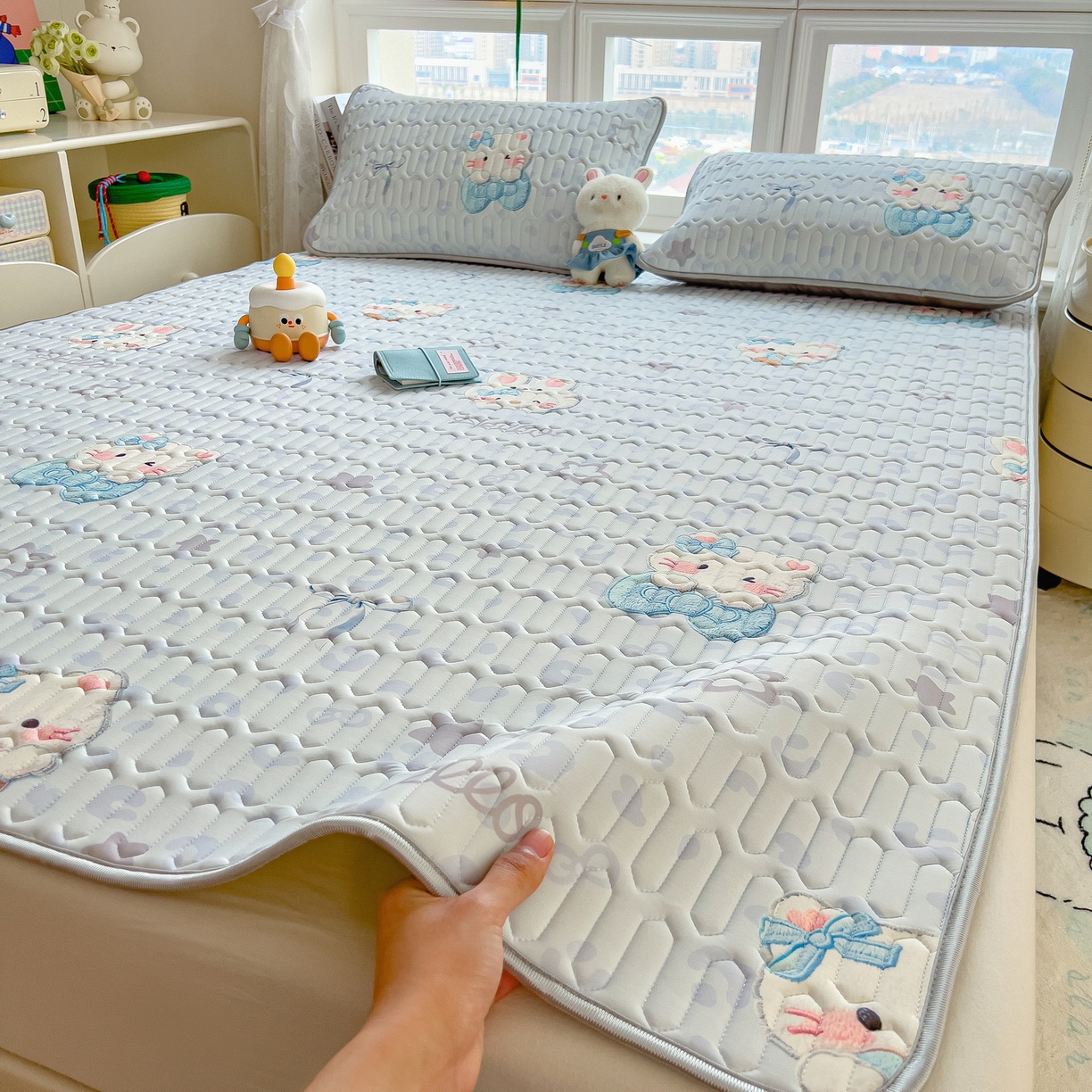 91家纺网 家纺一手货源 找家纺 丝羽坊 2026新款高密凉感丝印花乳胶凉席-平铺款 云朵猫咪