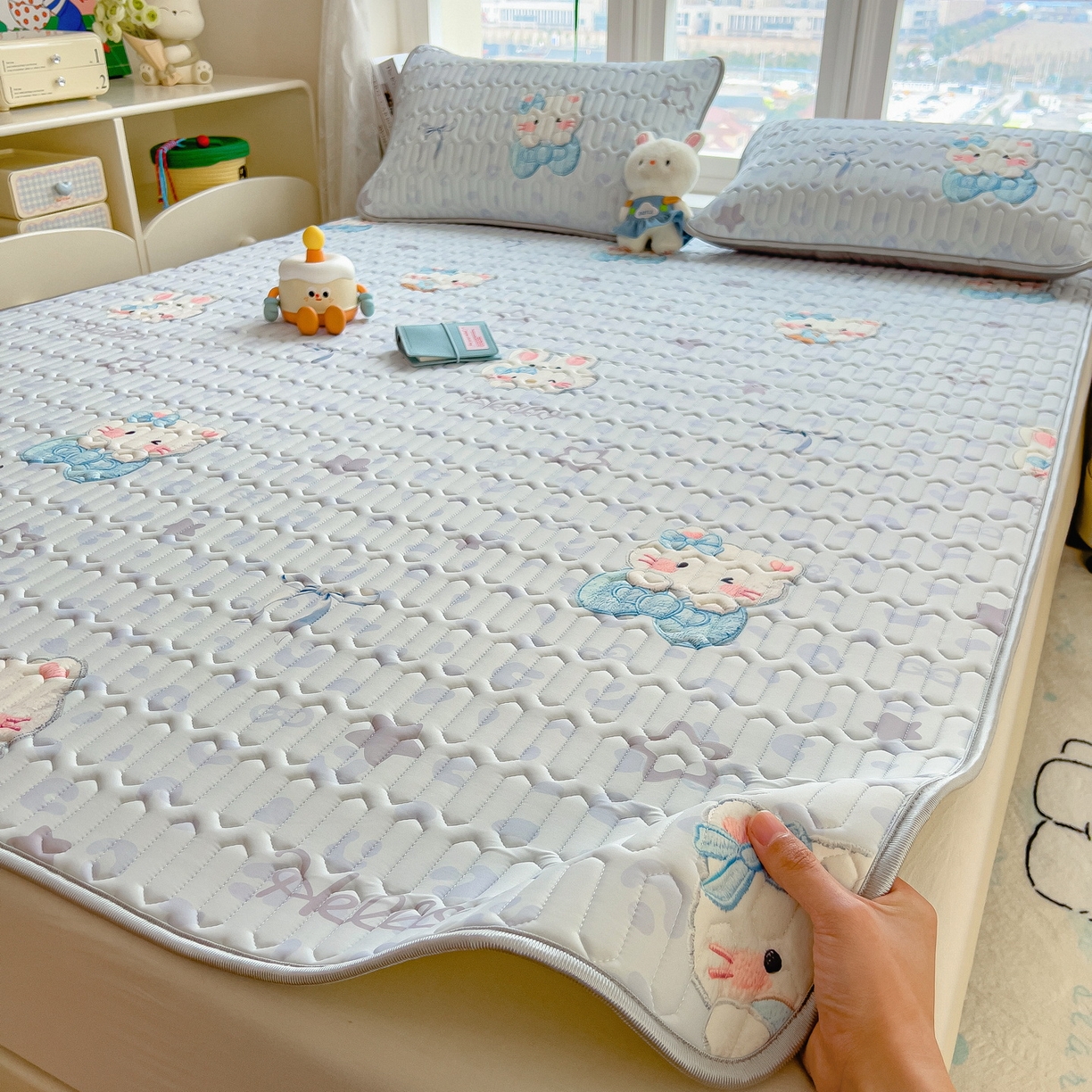 91家纺网 家纺一手货源 找家纺 丝羽坊 2026新款高密凉感丝印花乳胶凉席-平铺款 云朵猫咪