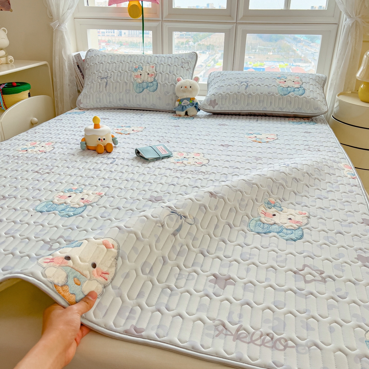 91家纺网 家纺一手货源 找家纺 丝羽坊 2026新款高密凉感丝印花乳胶凉席-平铺款 云朵猫咪