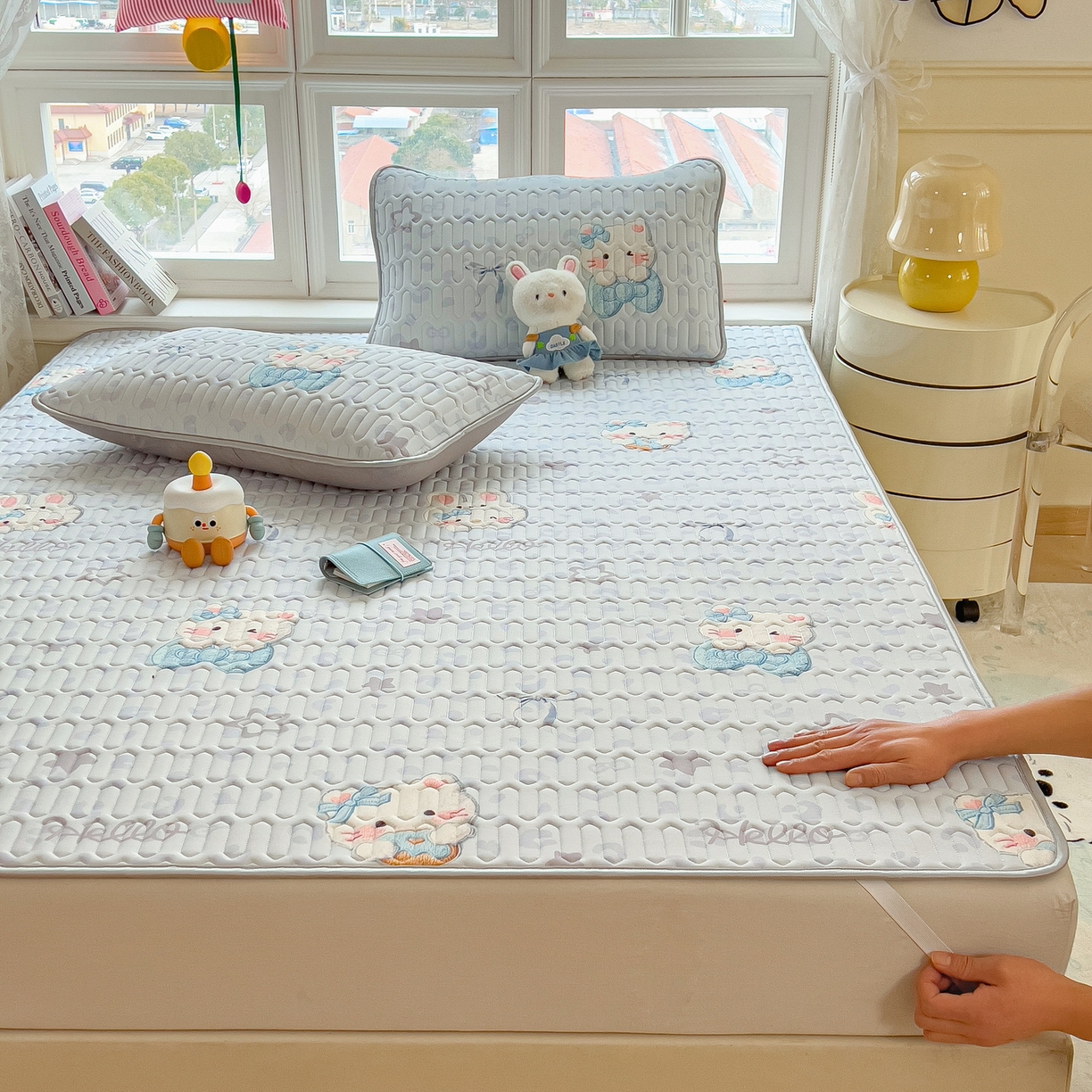 91家纺网 家纺一手货源 找家纺 丝羽坊 2026新款高密凉感丝印花乳胶凉席-平铺款 云朵猫咪