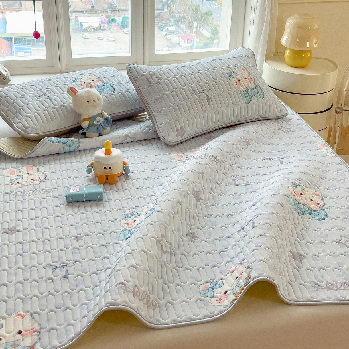 91家纺网 家纺一手货源 找家纺 丝羽坊 2026新款高密凉感丝印花乳胶凉席-平铺款 云朵猫咪