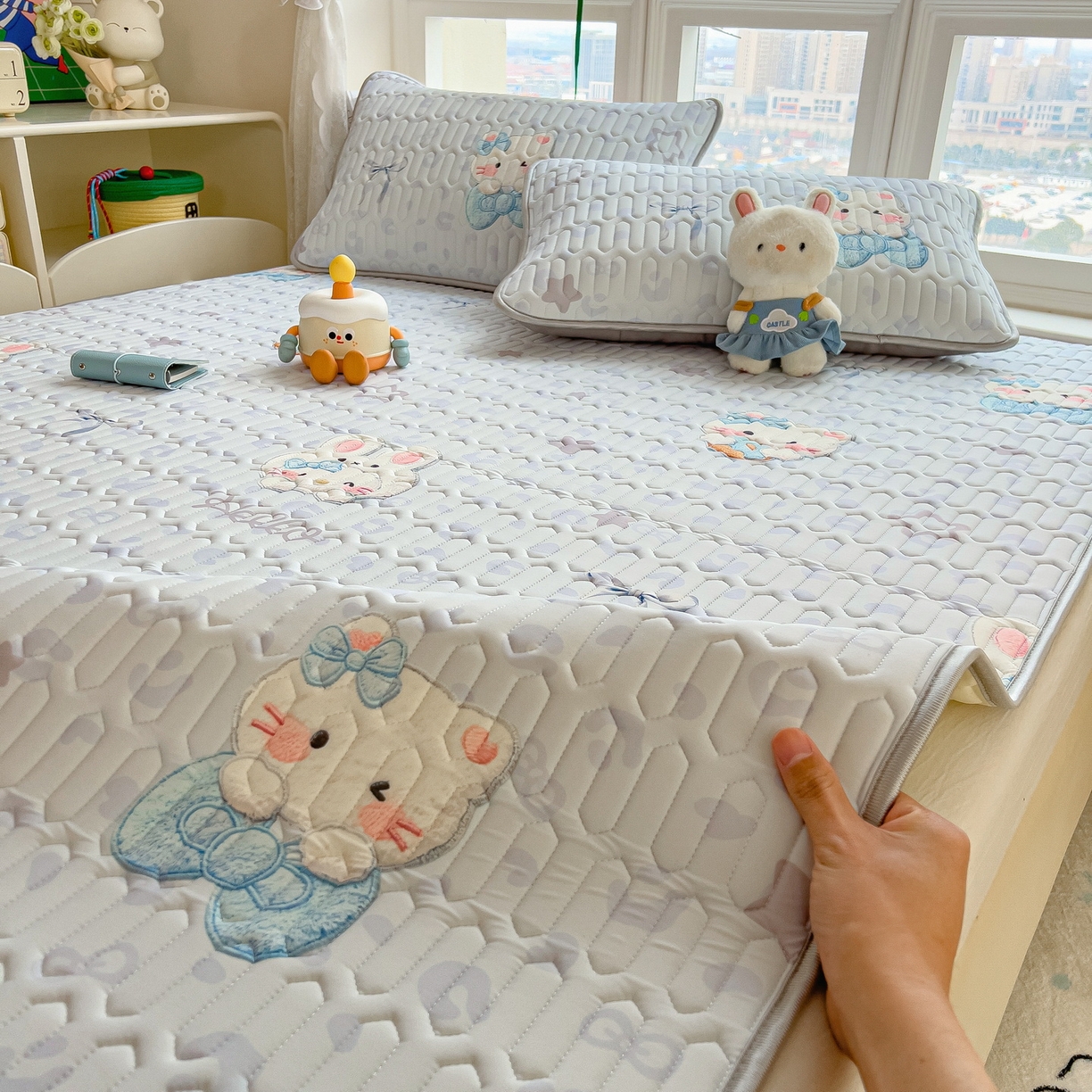 91家纺网 家纺一手货源 找家纺 丝羽坊 2026新款高密凉感丝印花乳胶凉席-平铺款 云朵猫咪