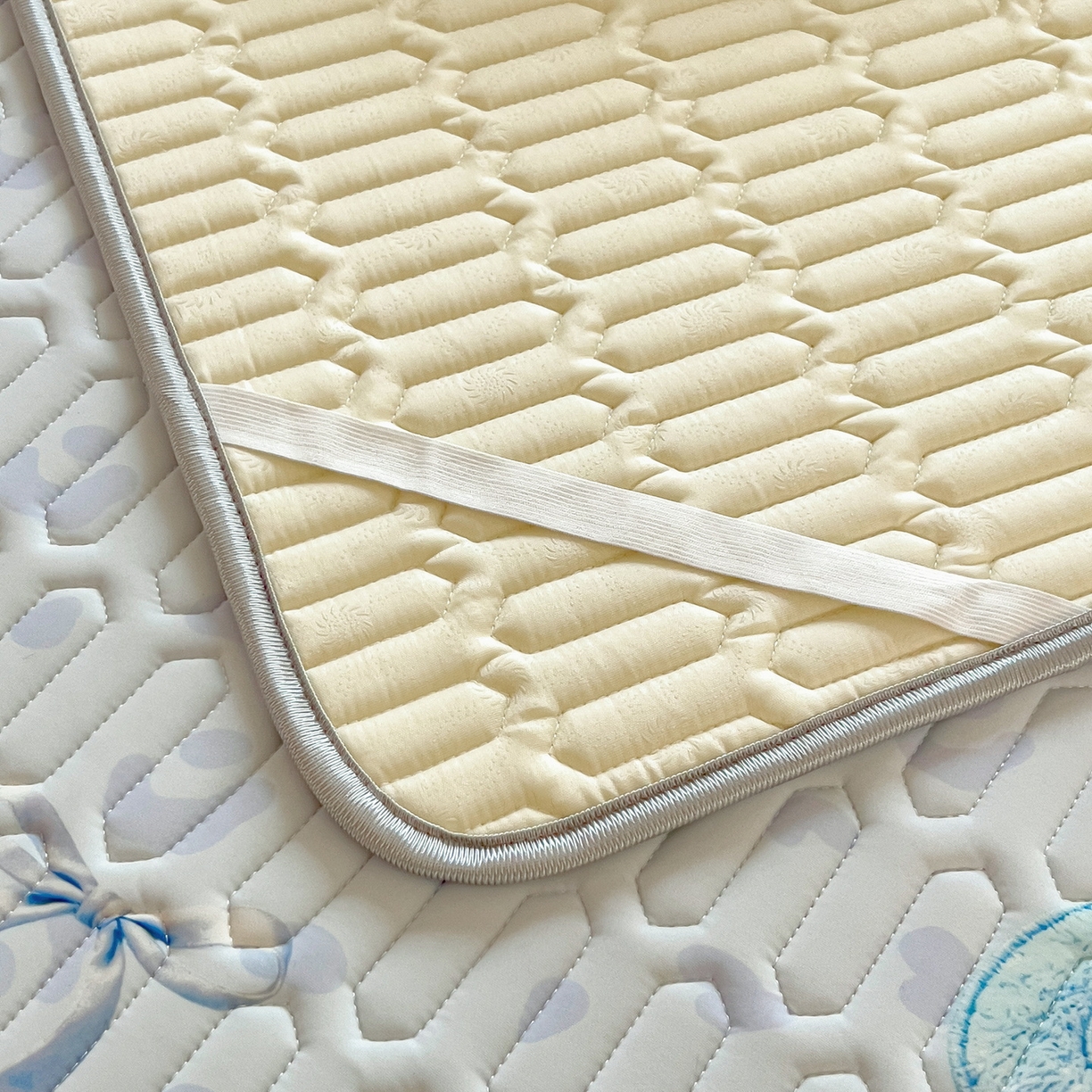 91家纺网 家纺一手货源 找家纺 丝羽坊 2026新款高密凉感丝印花乳胶凉席-平铺款 云朵猫咪