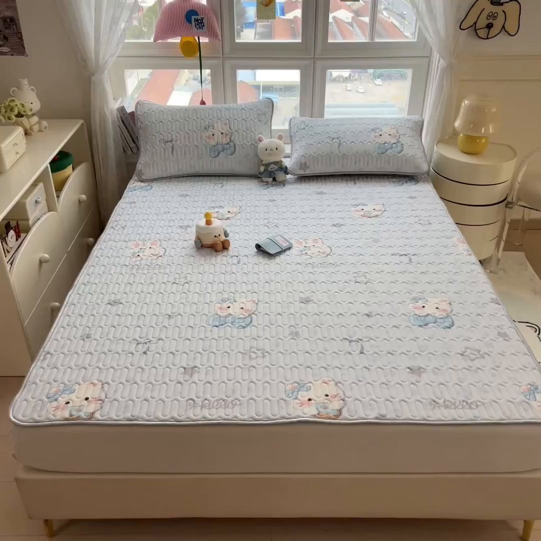 91家纺网 家纺一手货源 找家纺 丝羽坊 2026新款高密凉感丝印花乳胶凉席-平铺款 云朵猫咪