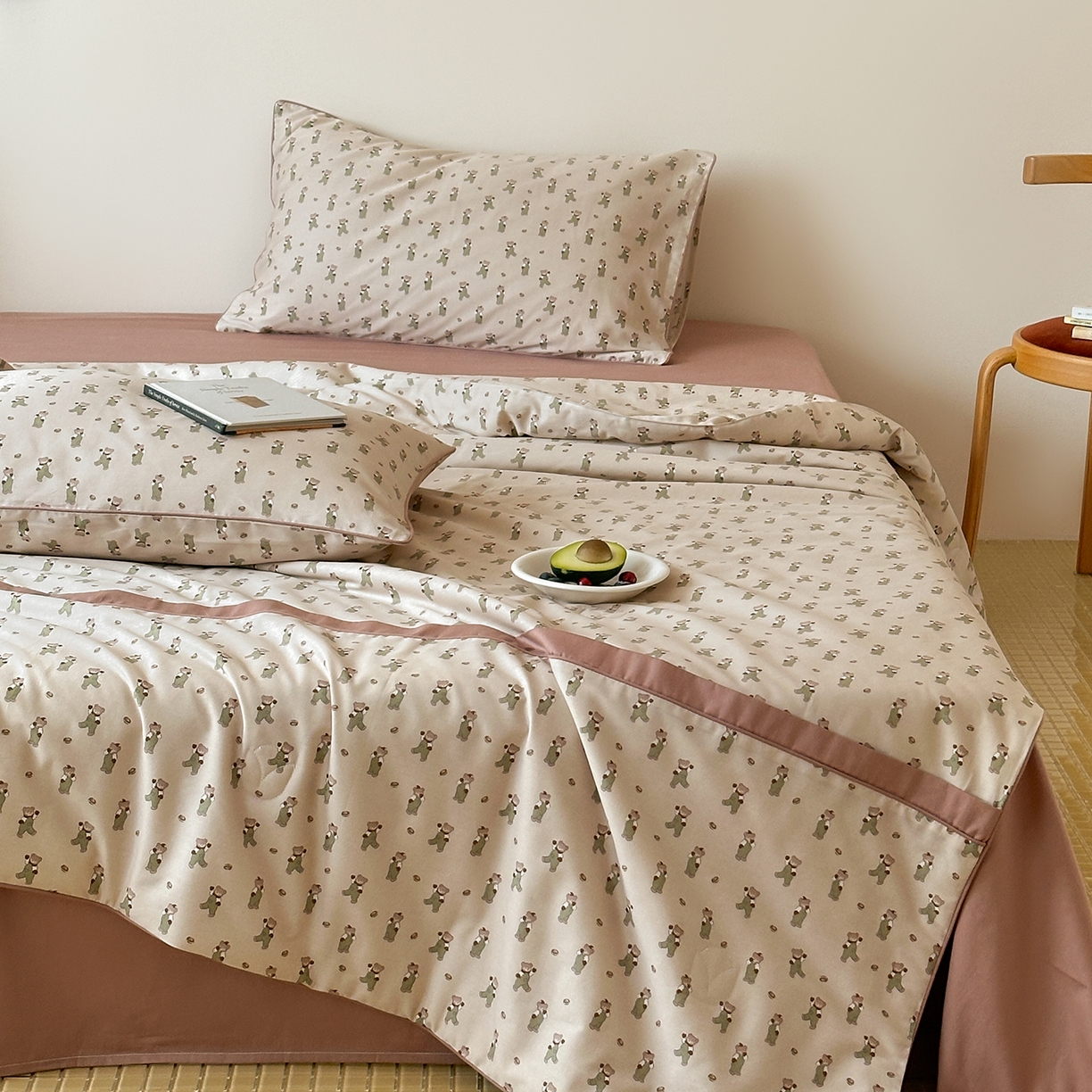 91家纺网 家纺一手货源 找家纺 一加一 2026新款活性印花透气工艺大豆夏被夏凉被空调被四件套-棉花叙 麦田熊熊