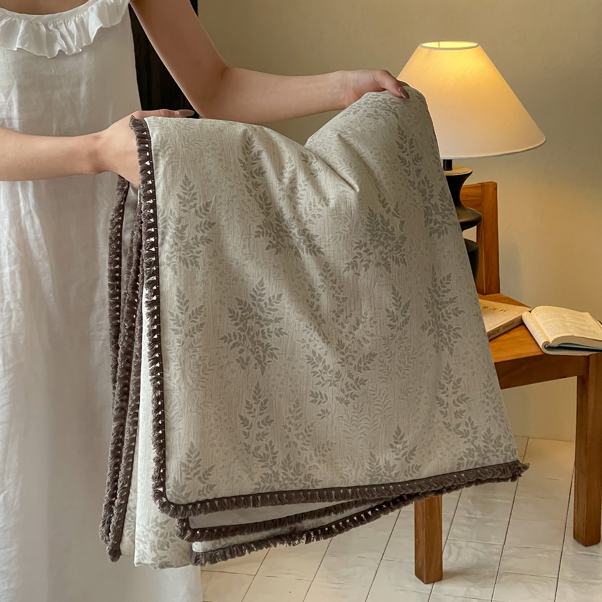 91家纺网 家纺一手货源 找家纺 一加一 2026新款A类棉麻透气提花花边凉感夏被夏凉被空调被四件套棉麻叙 枫叶-灰