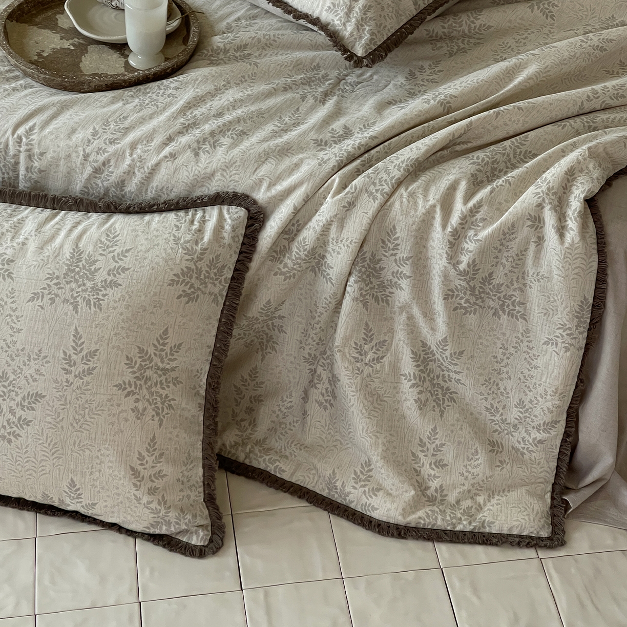91家纺网 家纺一手货源 找家纺 一加一 2026新款A类棉麻透气提花花边凉感夏被夏凉被空调被四件套棉麻叙 枫叶-灰