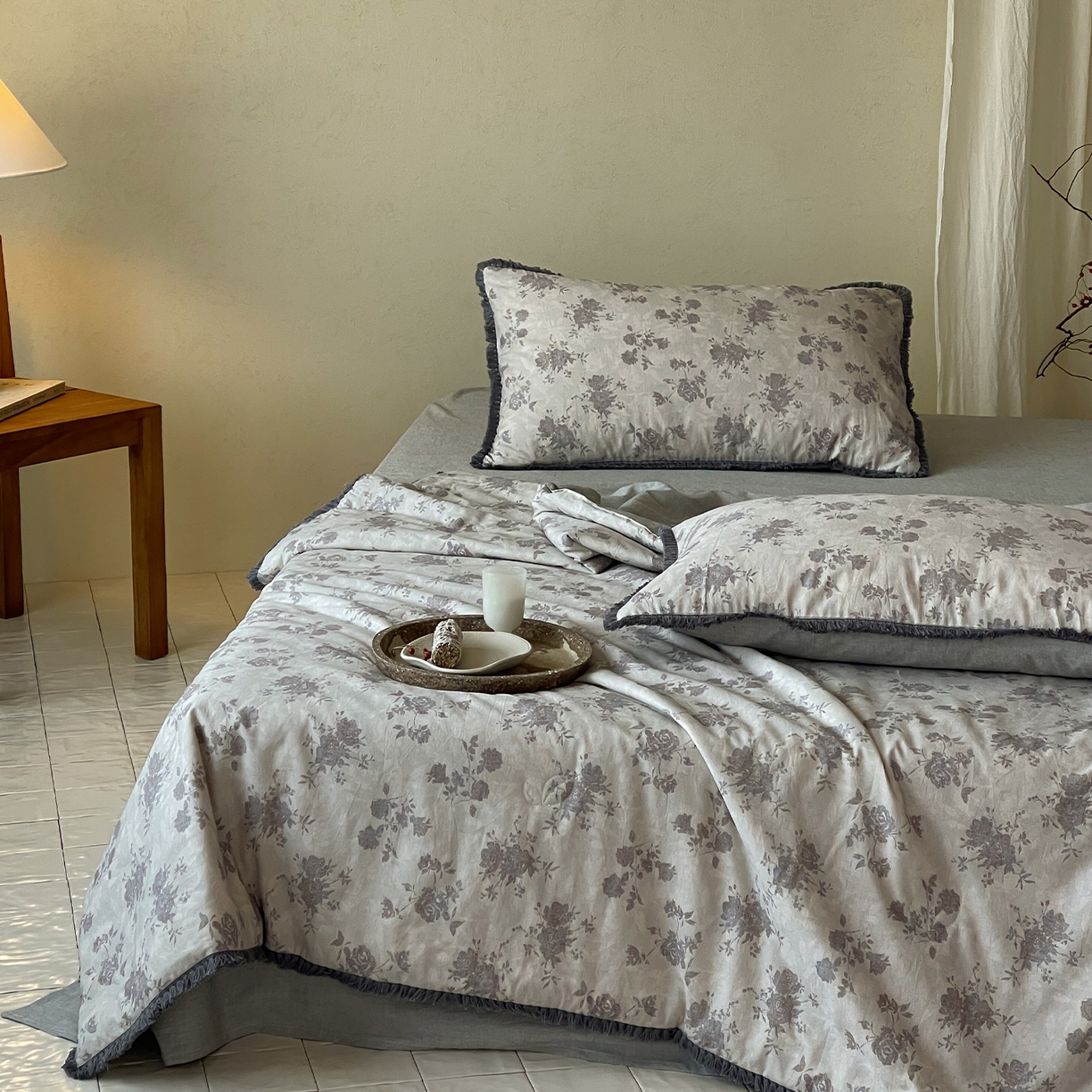 91家纺网 家纺一手货源 找家纺 一加一 2026新款A类棉麻透气提花花边凉感夏被夏凉被空调被四件套棉麻叙 时雨-灰