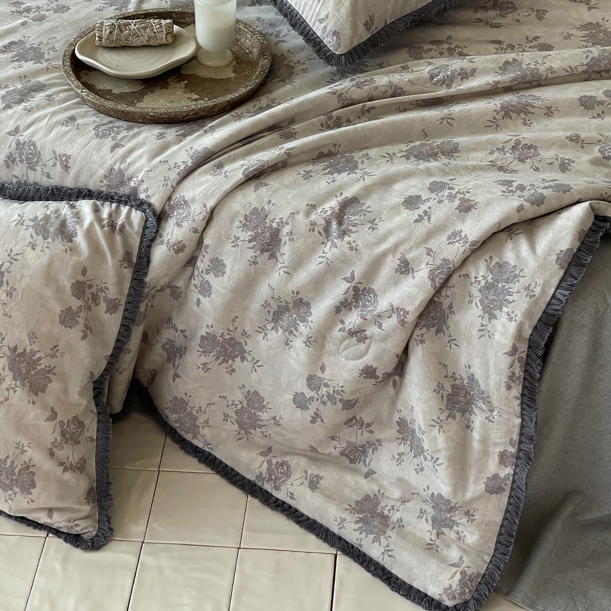 91家纺网 家纺一手货源 找家纺 一加一 2026新款A类棉麻透气提花花边凉感夏被夏凉被空调被四件套棉麻叙 时雨-灰