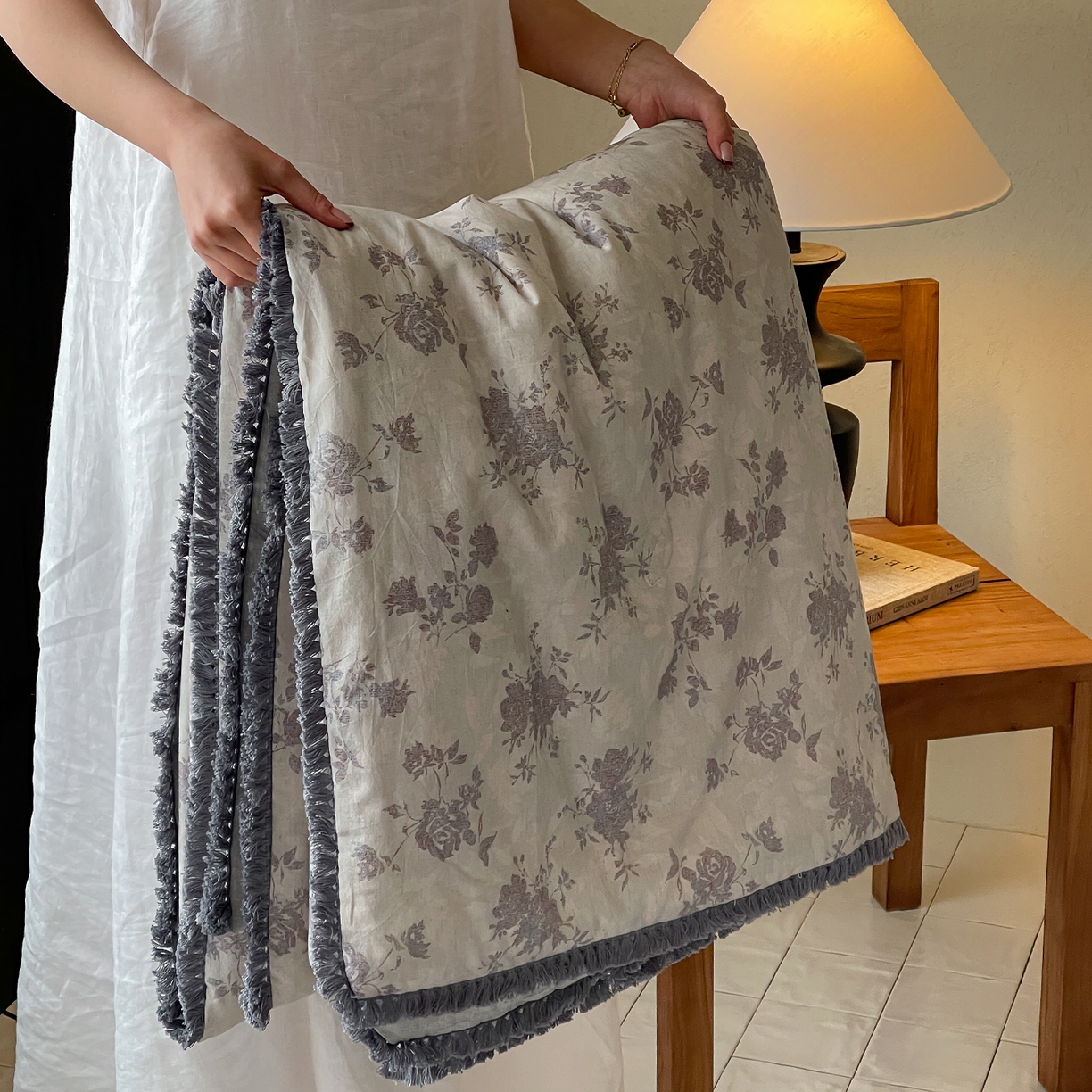 91家纺网 家纺一手货源 找家纺 一加一 2026新款A类棉麻透气提花花边凉感夏被夏凉被空调被四件套棉麻叙 时雨-灰