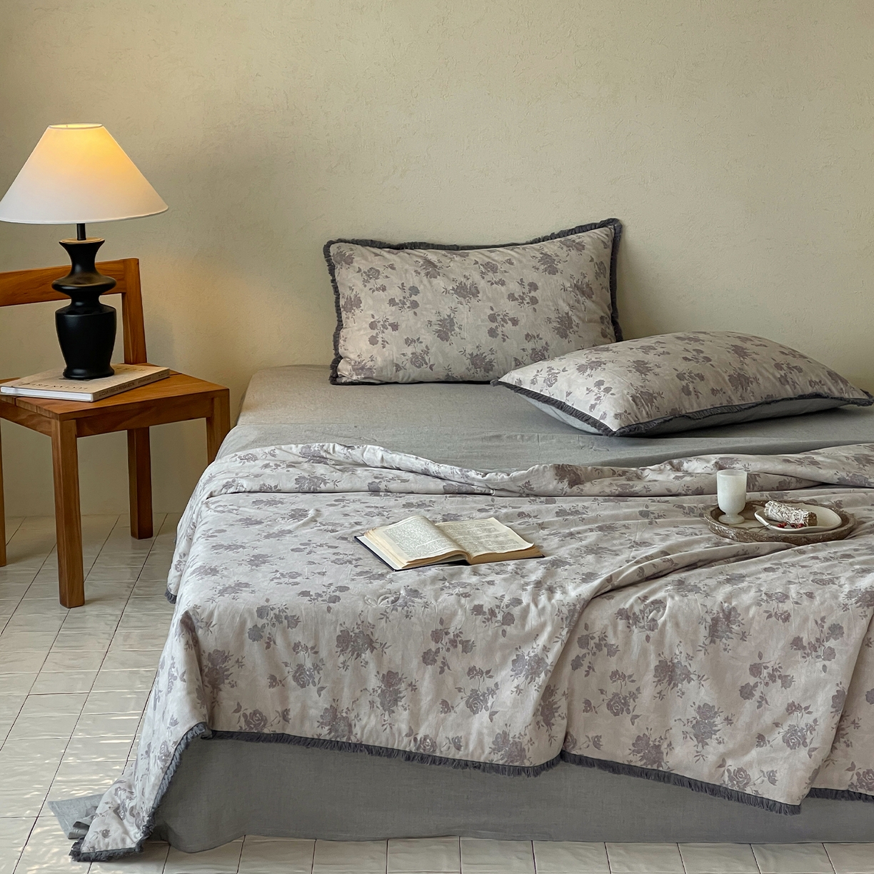 91家纺网 家纺一手货源 找家纺 一加一 2026新款A类棉麻透气提花花边凉感夏被夏凉被空调被四件套棉麻叙 时雨-灰