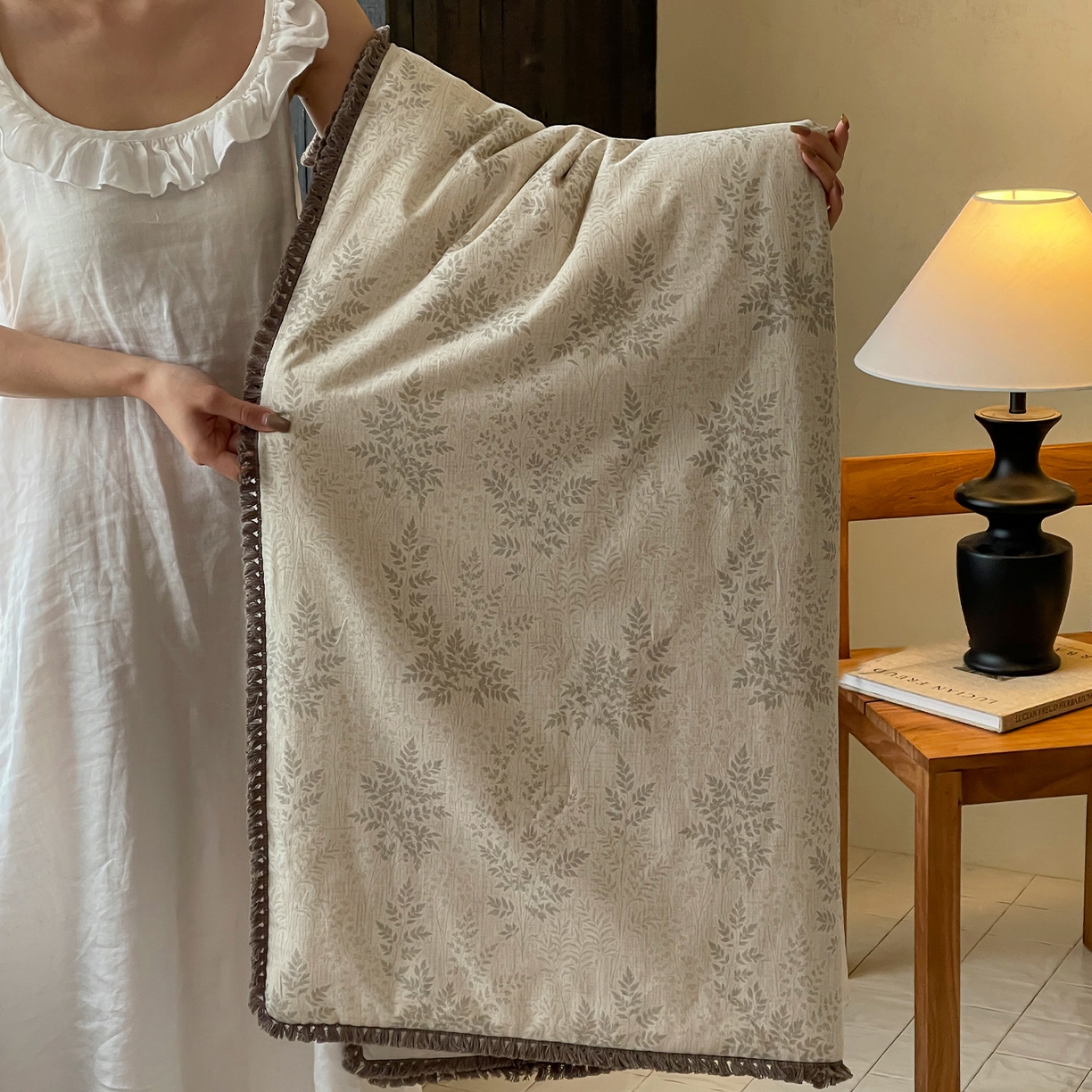 91家纺网 家纺一手货源 找家纺 一加一 2026新款A类棉麻透气提花花边凉感夏被夏凉被空调被四件套棉麻叙 枫叶-灰