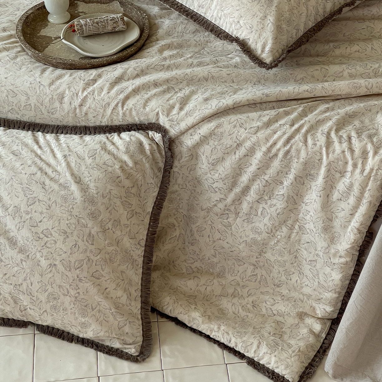 91家纺网 家纺一手货源 找家纺 一加一 2026新款A类棉麻透气提花花边凉感夏被夏凉被空调被四件套棉麻叙 晚晴-灰