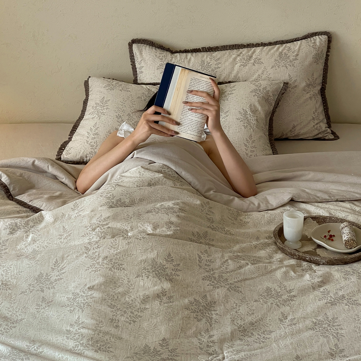 91家纺网 家纺一手货源 找家纺 一加一 2026新款A类棉麻透气提花花边凉感夏被夏凉被空调被四件套棉麻叙 枫叶-灰