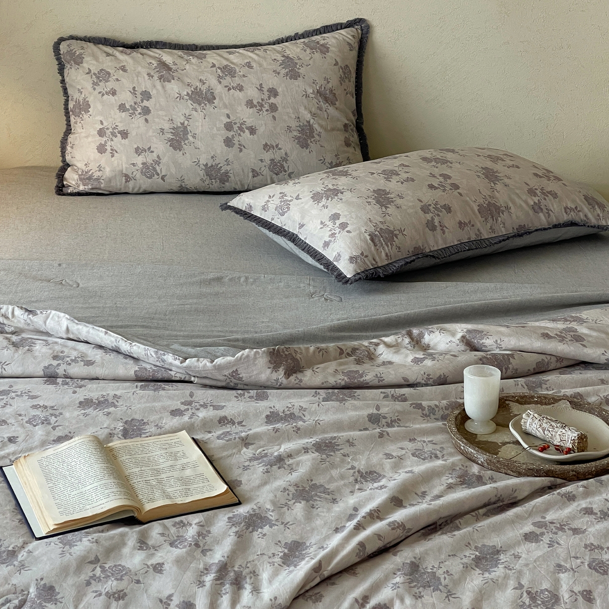 91家纺网 家纺一手货源 找家纺 一加一 2026新款A类棉麻透气提花花边凉感夏被夏凉被空调被四件套棉麻叙 时雨-灰