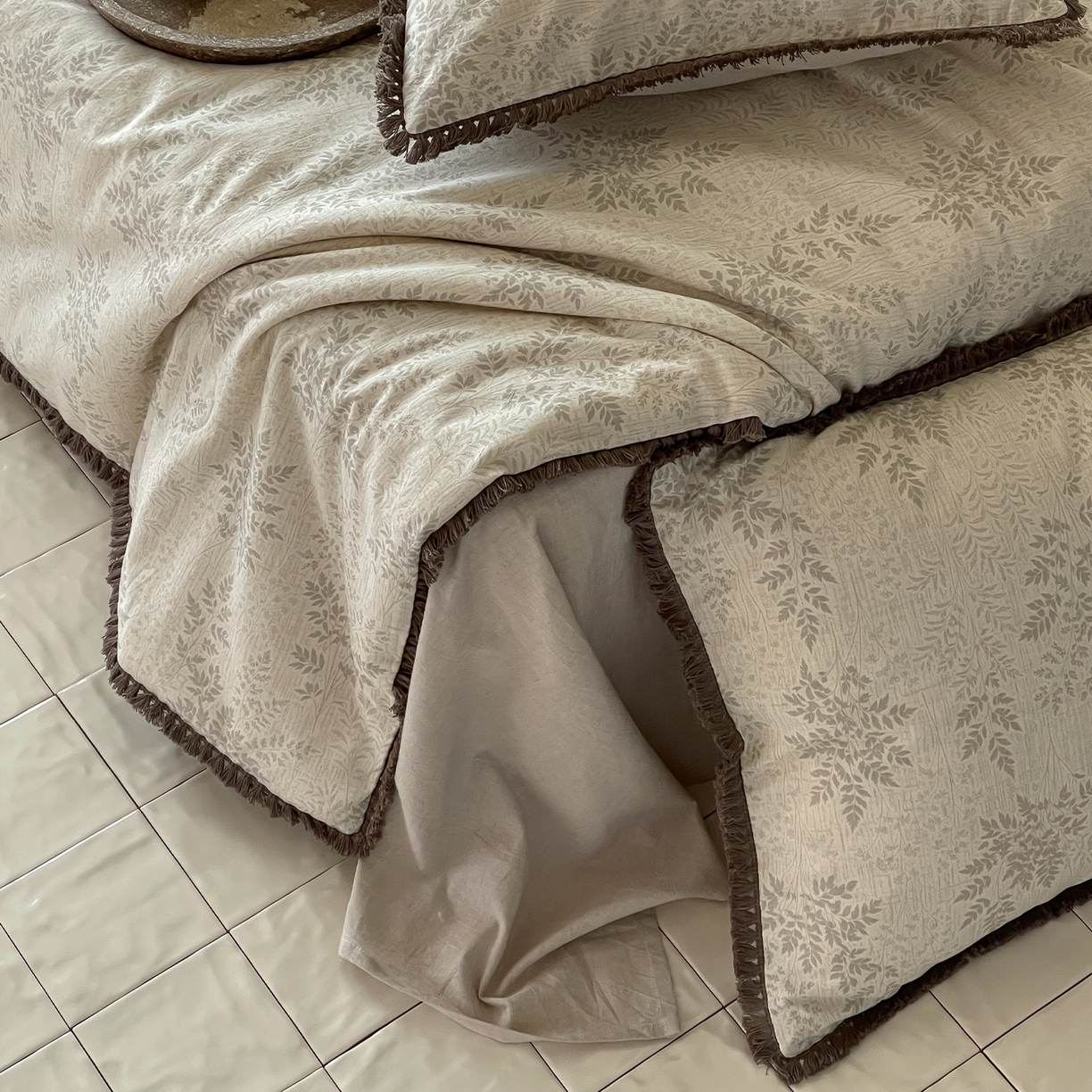 91家纺网 家纺一手货源 找家纺 一加一 2026新款A类棉麻透气提花花边凉感夏被夏凉被空调被四件套棉麻叙 枫叶-灰