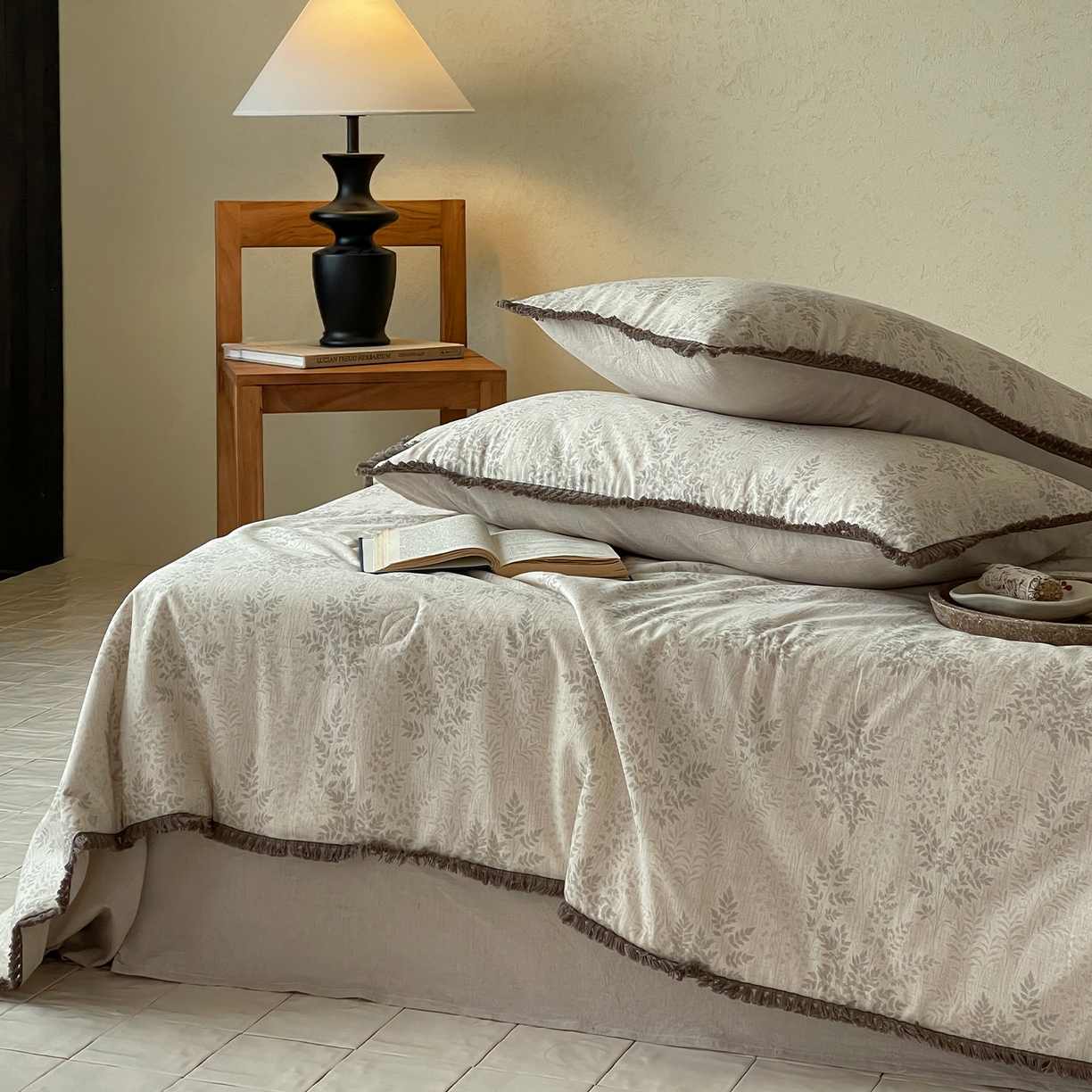 91家纺网 家纺一手货源 找家纺 一加一 2026新款A类棉麻透气提花花边凉感夏被夏凉被空调被四件套棉麻叙 枫叶-灰