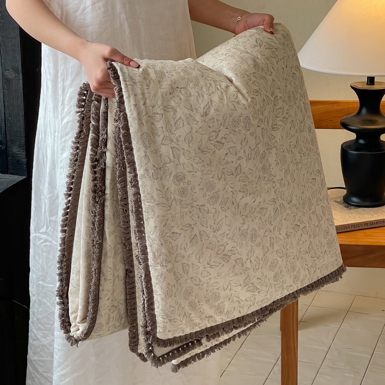 91家纺网 家纺一手货源 找家纺 一加一 2026新款A类棉麻透气提花花边凉感夏被夏凉被空调被四件套棉麻叙 晚晴-灰