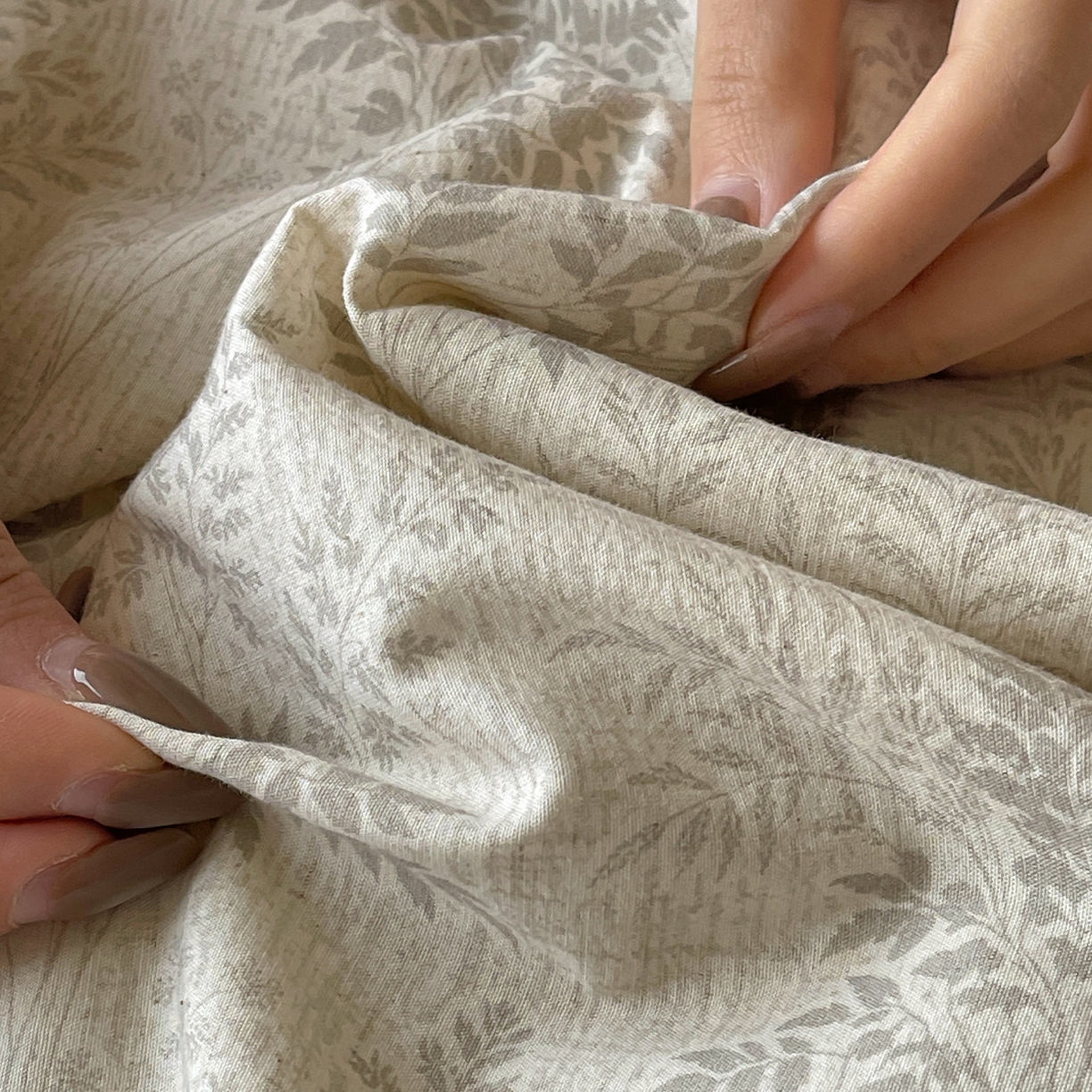 91家纺网 家纺一手货源 找家纺 一加一 2026新款A类棉麻透气提花花边凉感夏被夏凉被空调被四件套棉麻叙 枫叶-灰