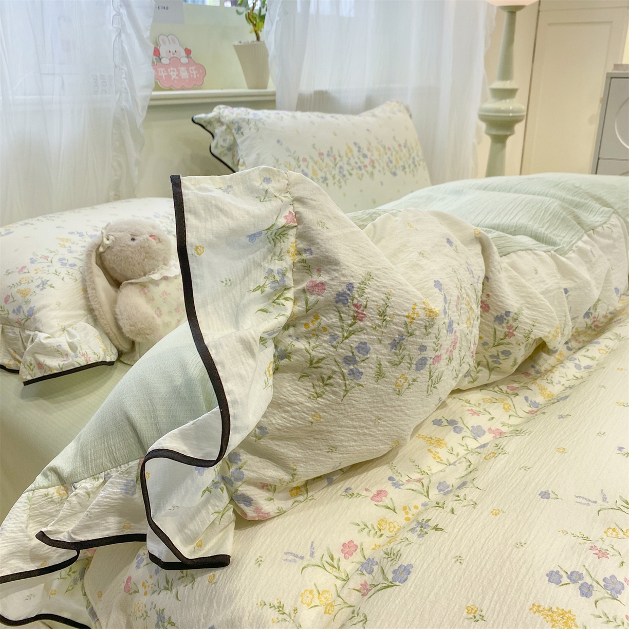 91家纺网 家纺一手货源 找家纺 优贝家纺 2026新款云感双层纱皱皱纱花边床盖夹棉四件套 春日花园