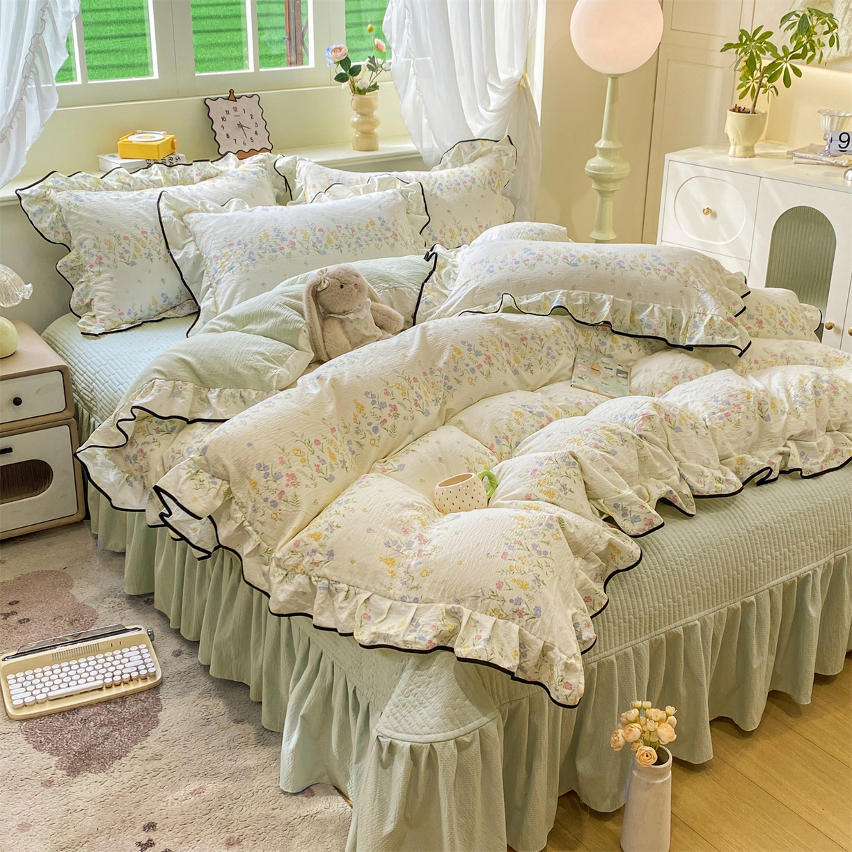 91家纺网 家纺一手货源 找家纺 优贝家纺 2026新款云感双层纱皱皱纱花边床盖夹棉四件套 春日花园