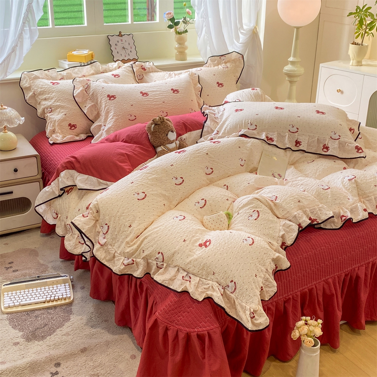 91家纺网 家纺一手货源 找家纺 优贝家纺 2026新款云感双层纱皱皱纱花边床盖夹棉四件套 马马福福