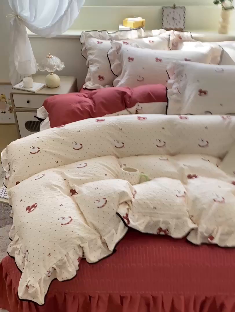 91家纺网 家纺一手货源 找家纺 优贝家纺 2026新款云感双层纱皱皱纱花边床盖夹棉四件套 马马福福