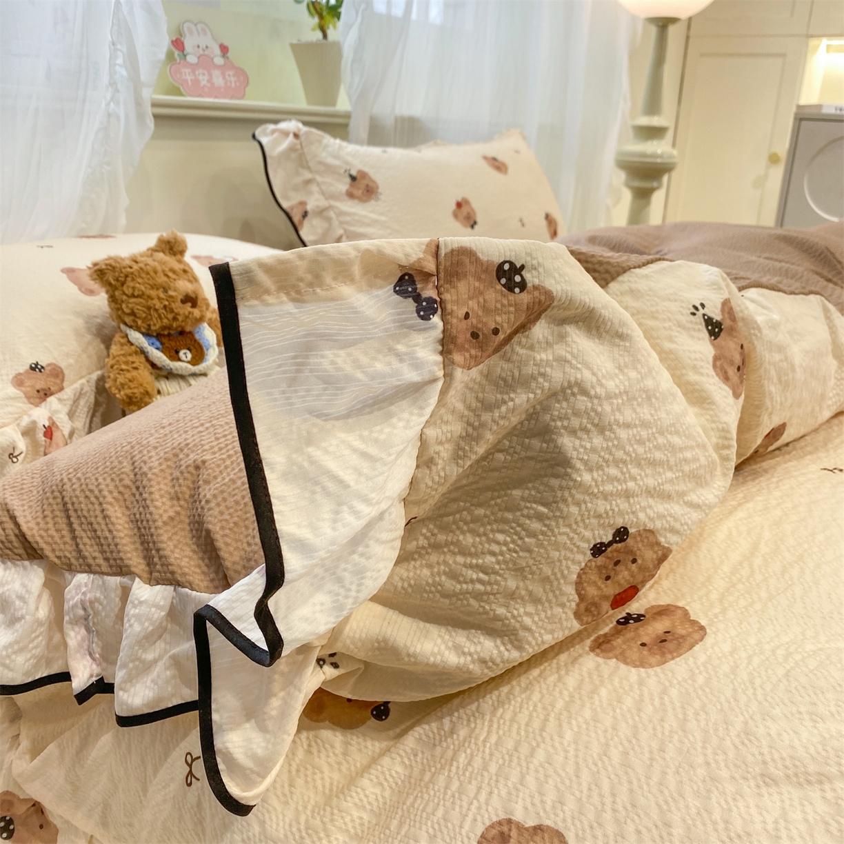 91家纺网 家纺一手货源 找家纺 优贝家纺 2026新款云感双层纱皱皱纱花边床盖夹棉四件套 可爱熊