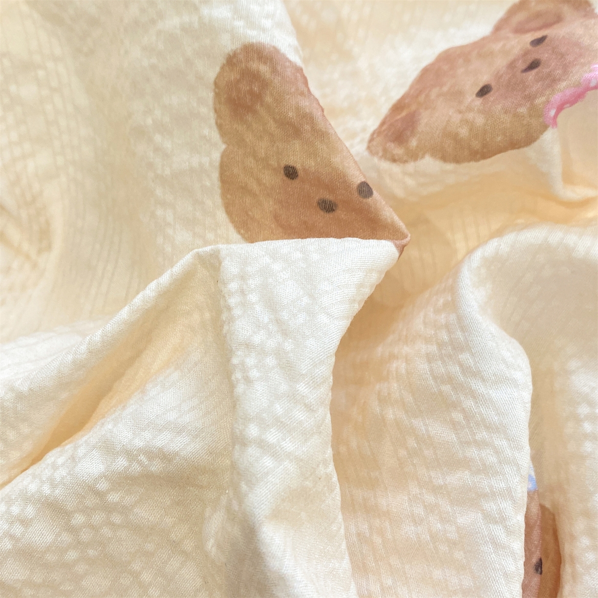 91家纺网 家纺一手货源 找家纺 优贝家纺 2026新款云感双层纱皱皱纱花边床盖夹棉四件套 可爱熊