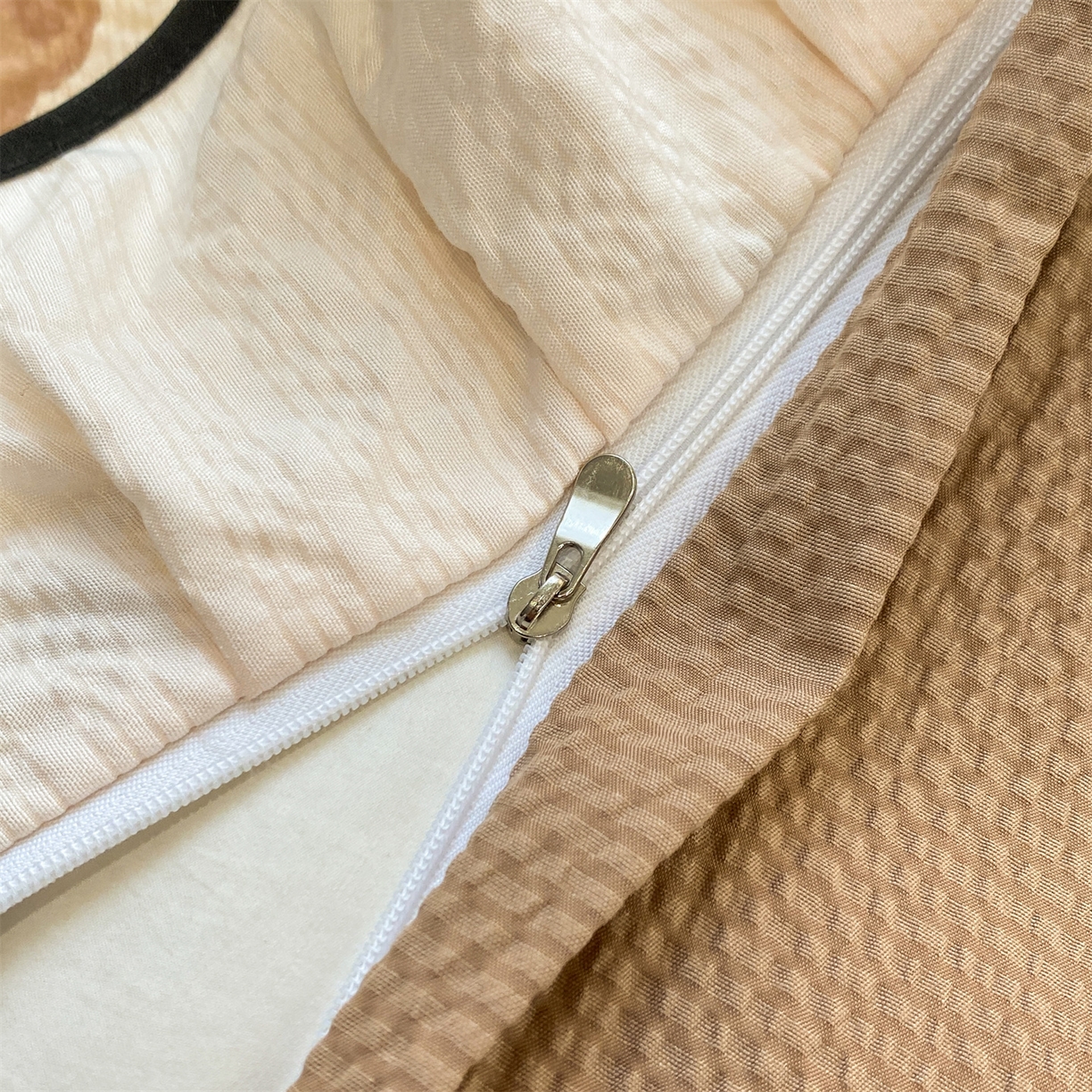 91家纺网 家纺一手货源 找家纺 优贝家纺 2026新款云感双层纱皱皱纱花边床盖夹棉四件套 可爱熊