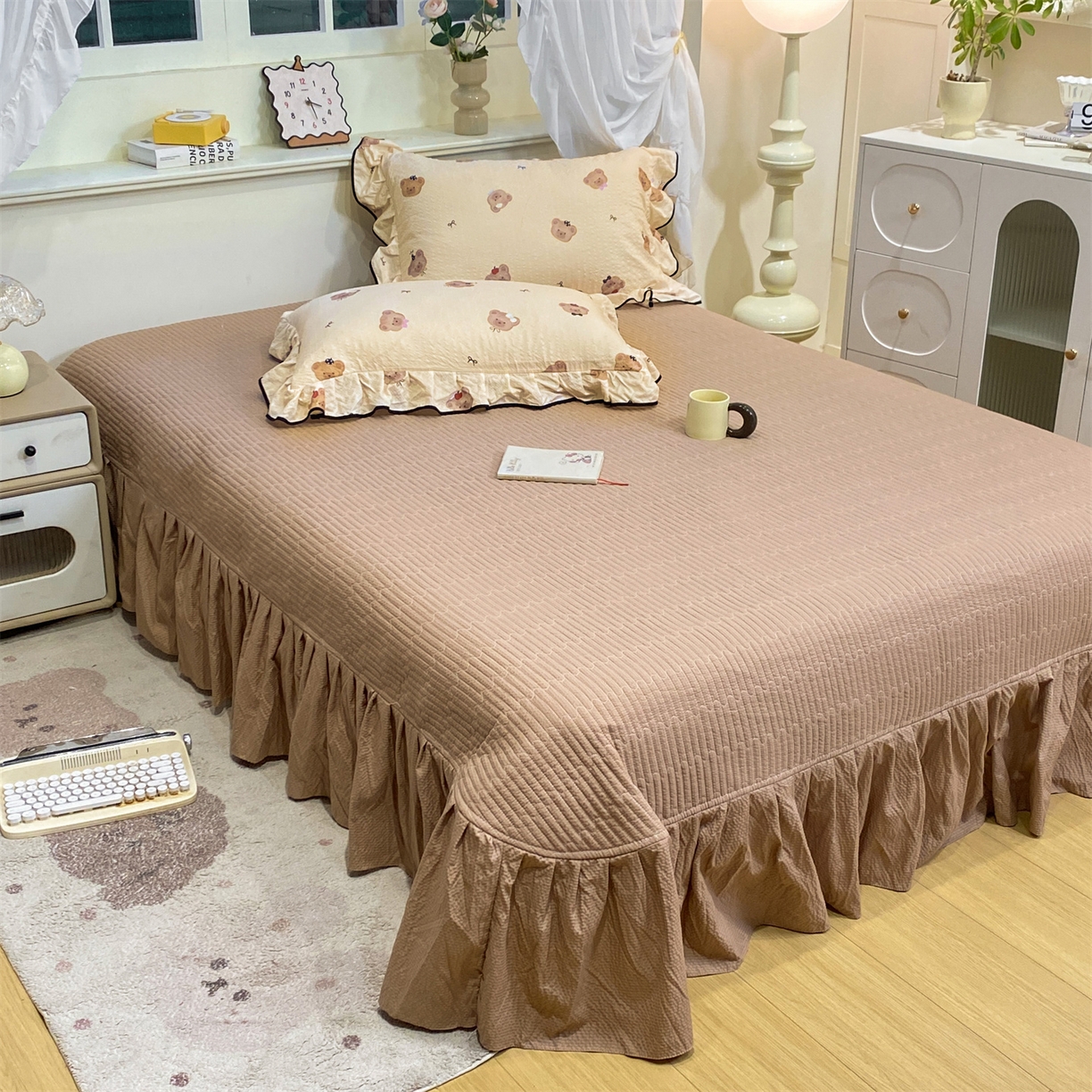 91家纺网 家纺一手货源 找家纺 优贝家纺 2026新款云感双层纱皱皱纱花边床盖夹棉四件套 可爱熊