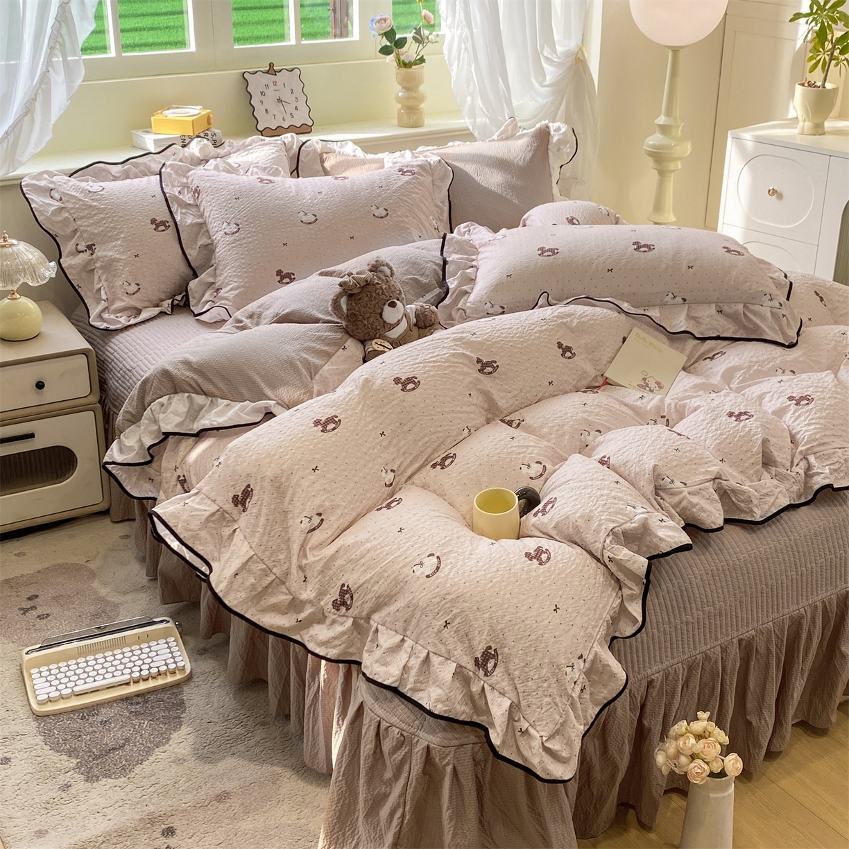 91家纺网 家纺一手货源 找家纺 优贝家纺 2026新款云感双层纱皱皱纱花边床盖夹棉四件套 马马福福-咖