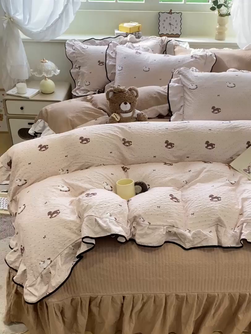 91家纺网 家纺一手货源 找家纺 优贝家纺 2026新款云感双层纱皱皱纱花边床盖夹棉四件套 马马福福-咖