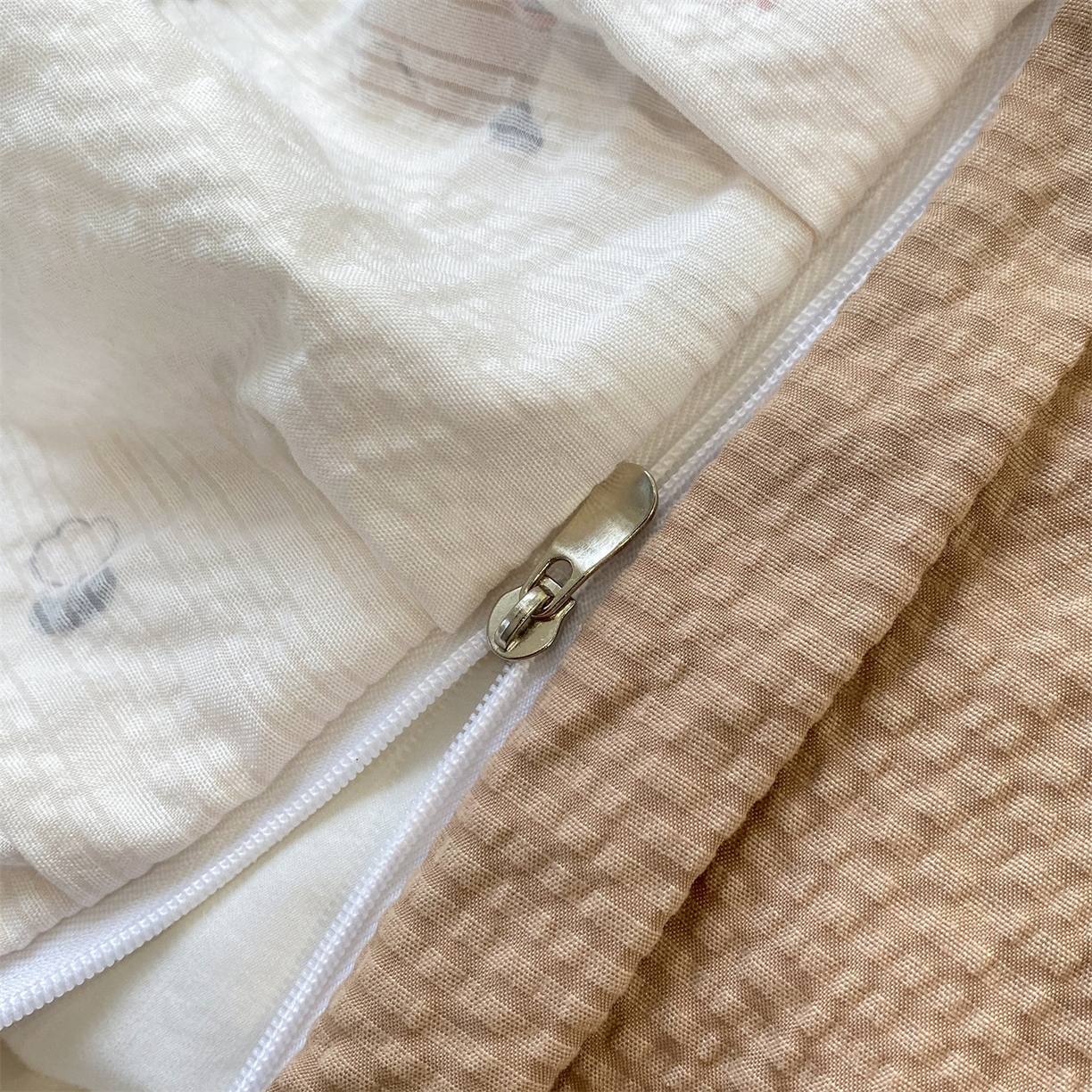 91家纺网 家纺一手货源 找家纺 优贝家纺 2026新款云感双层纱皱皱纱花边床盖夹棉四件套 奇奇乐园