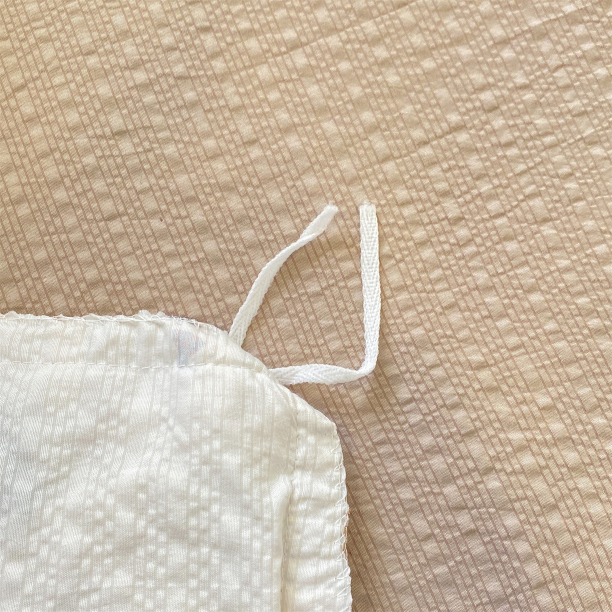 91家纺网 家纺一手货源 找家纺 优贝家纺 2026新款云感双层纱皱皱纱花边床盖夹棉四件套 奇奇乐园