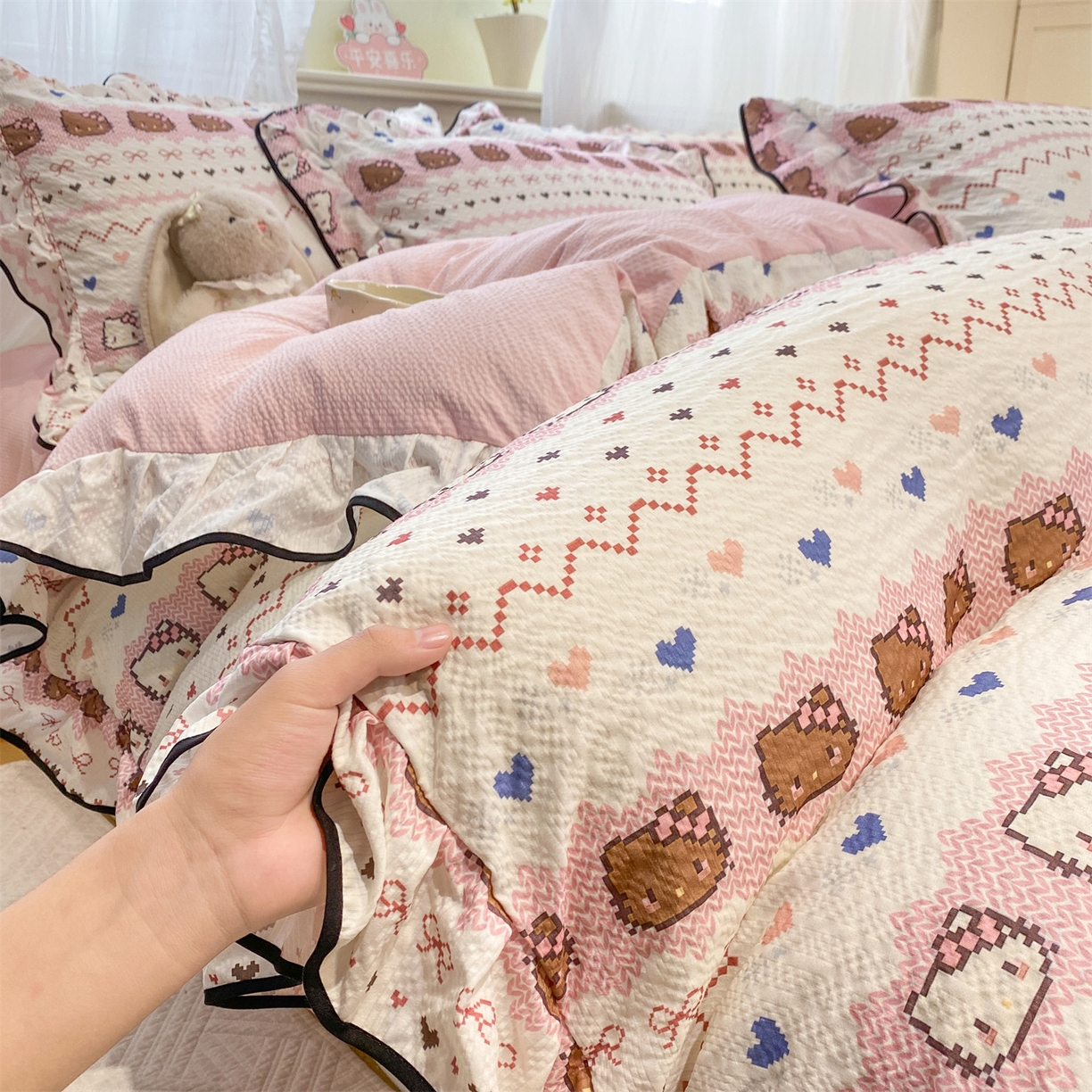 91家纺网 家纺一手货源 找家纺 优贝家纺 2026新款云感双层纱皱皱纱花边床盖夹棉四件套 甜心时光