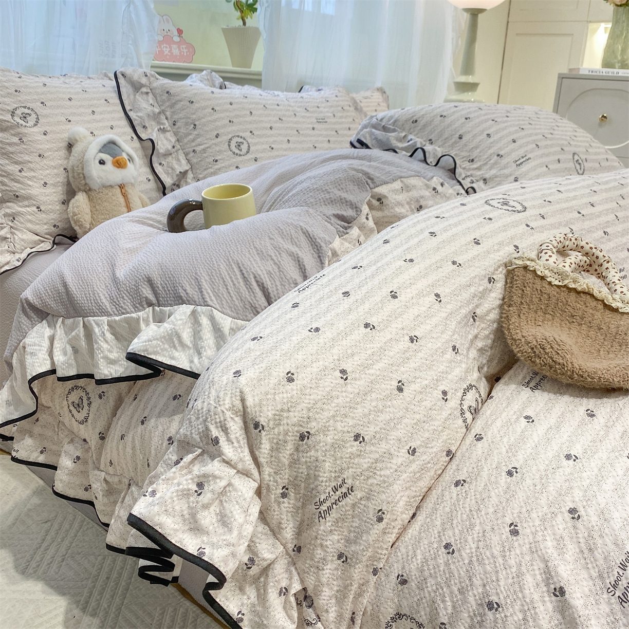 91家纺网 家纺一手货源 找家纺 优贝家纺 2026新款云感双层纱皱皱纱花边床盖夹棉四件套 小花蝴蝶结