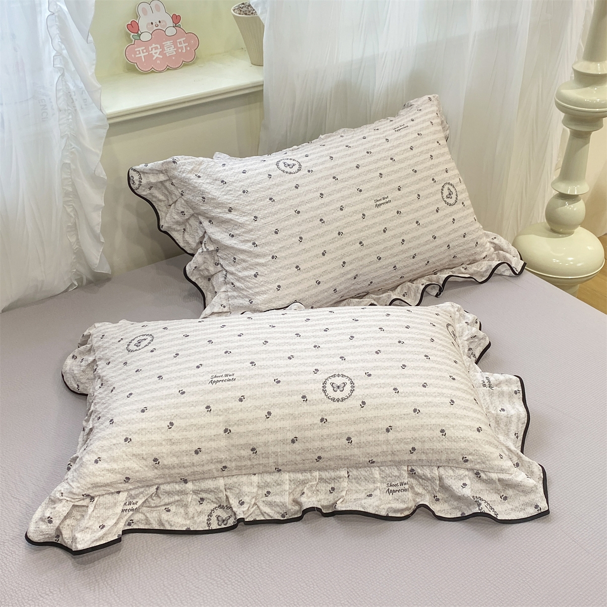 91家纺网 家纺一手货源 找家纺 优贝家纺 2026新款云感双层纱皱皱纱花边床盖夹棉四件套 小花蝴蝶结