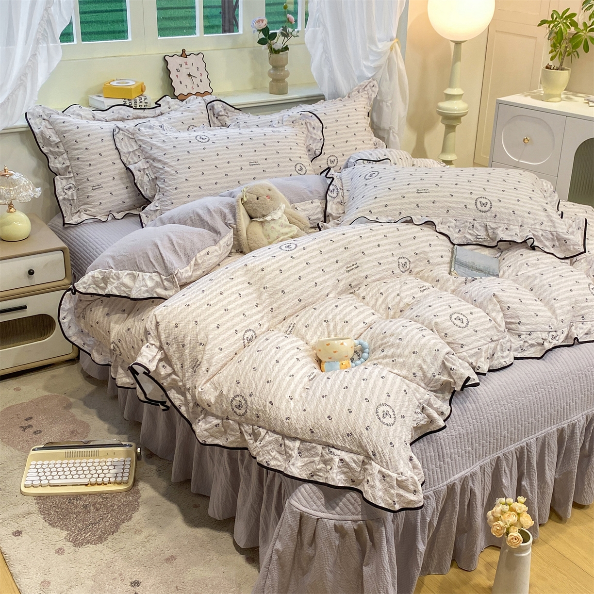 91家纺网 家纺一手货源 找家纺 优贝家纺 2026新款云感双层纱皱皱纱花边床盖夹棉四件套 小花蝴蝶结
