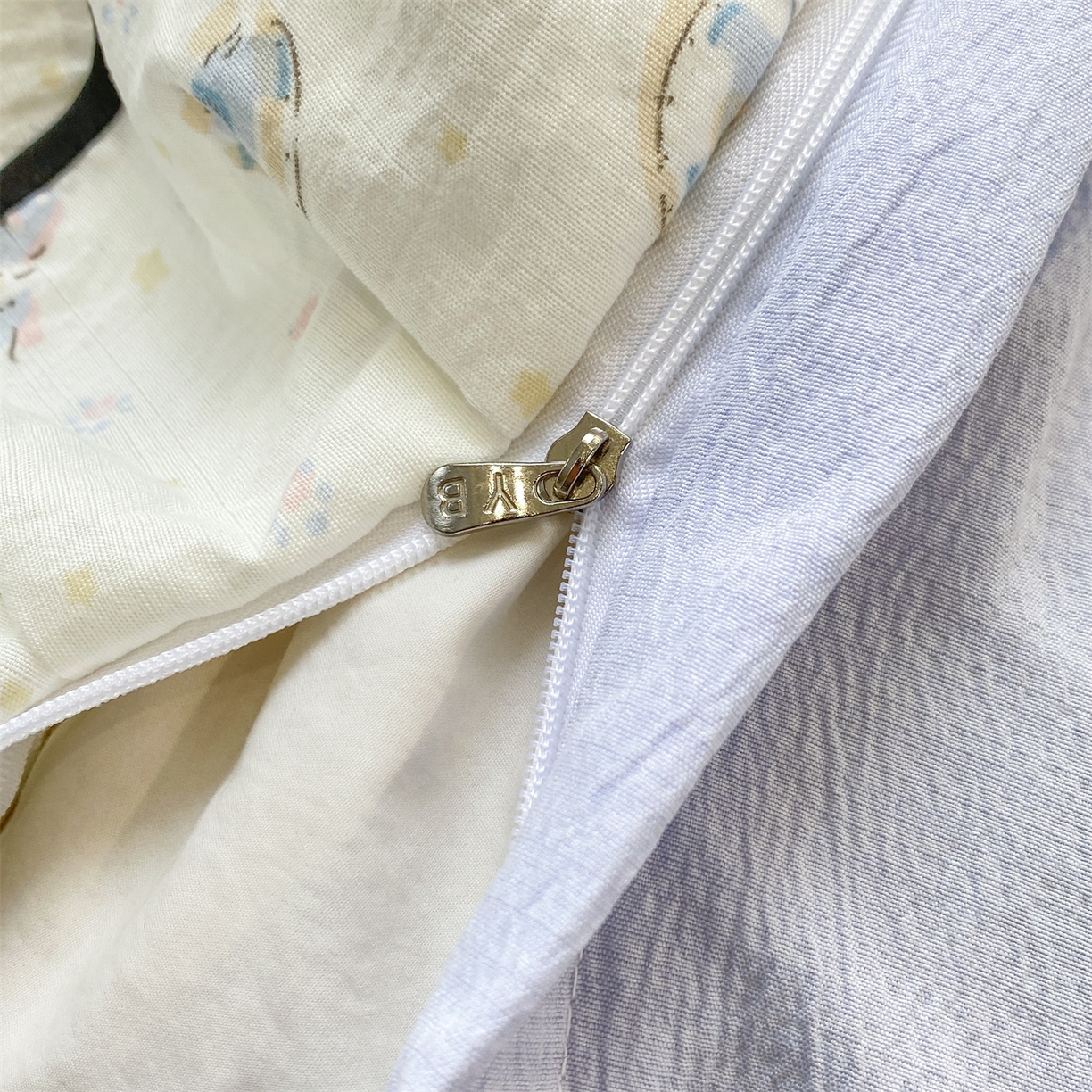 91家纺网 家纺一手货源 找家纺 优贝家纺 2026新款云感双层纱皱皱纱花边床盖夹棉四件套 小马乐园