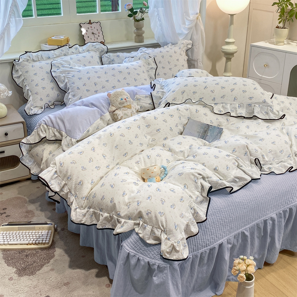91家纺网 家纺一手货源 找家纺 优贝家纺 2026新款云感双层纱皱皱纱花边床盖夹棉四件套 小马乐园