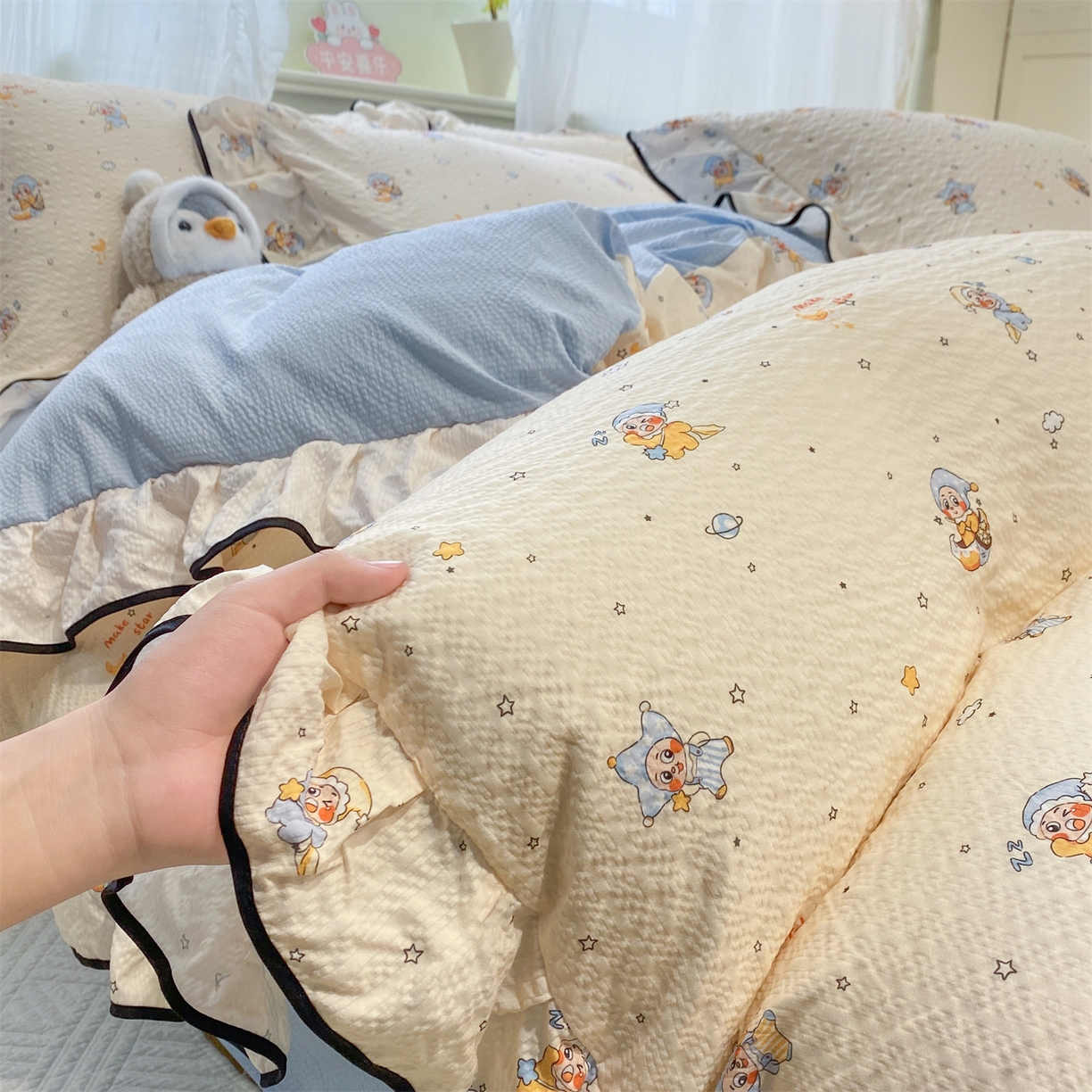 91家纺网 家纺一手货源 找家纺 优贝家纺 2026新款云感双层纱皱皱纱花边床盖夹棉四件套 星雪人