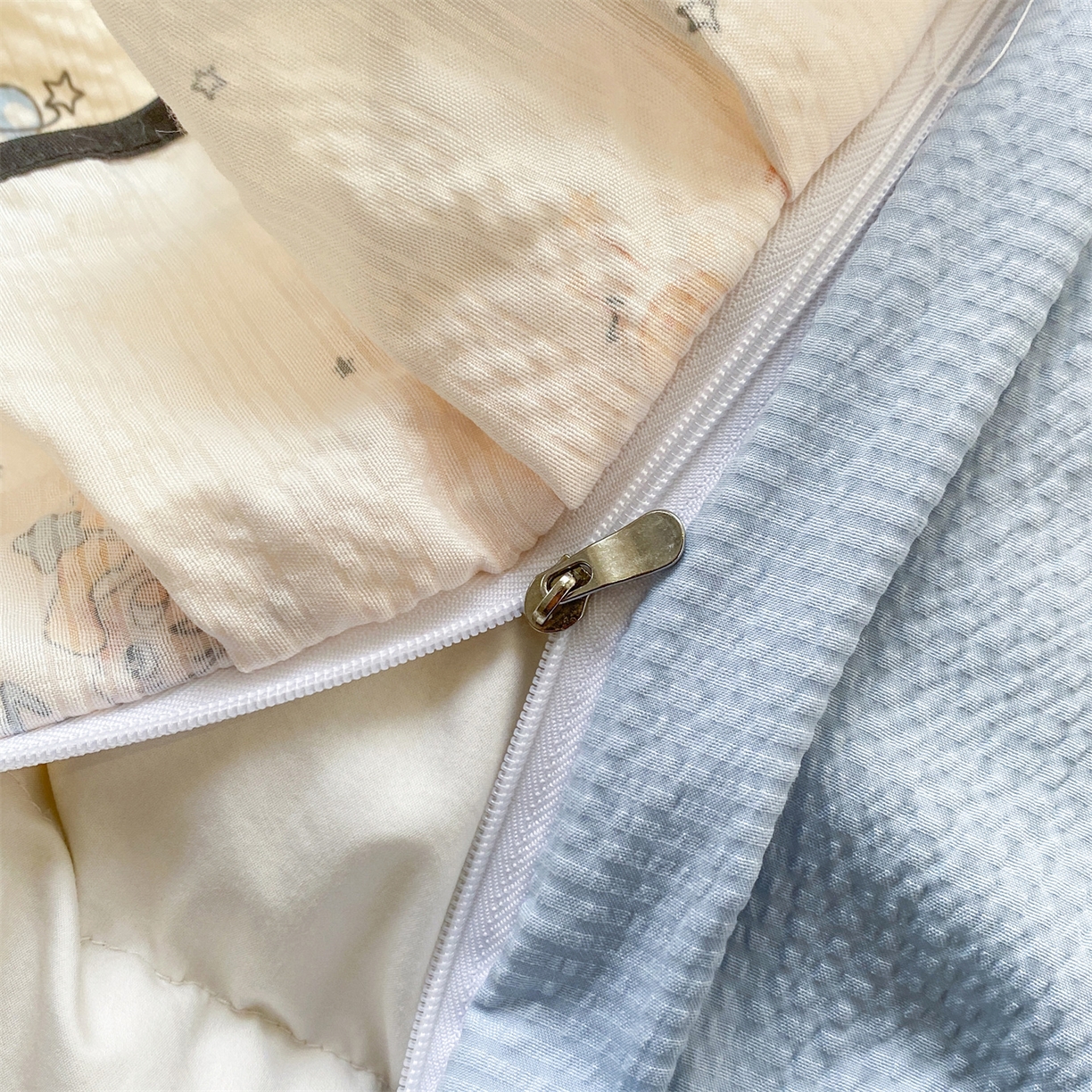 91家纺网 家纺一手货源 找家纺 优贝家纺 2026新款云感双层纱皱皱纱花边床盖夹棉四件套 星雪人