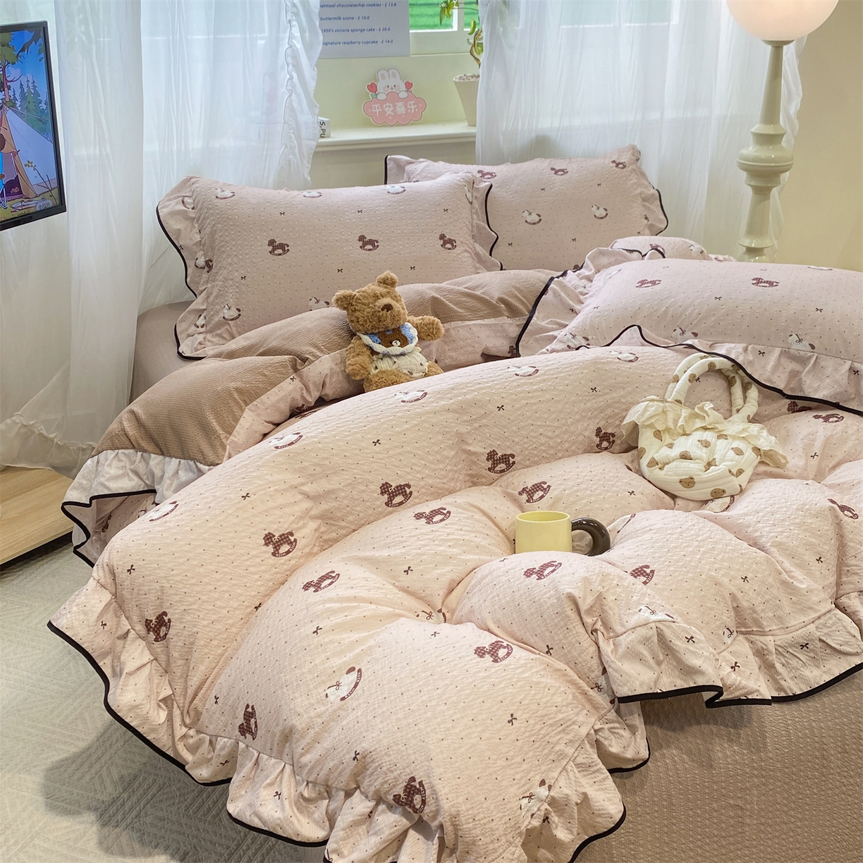 91家纺网 家纺一手货源 找家纺 优贝家纺 2026新款云感双层纱皱皱纱花边四件套 马马福福-咖