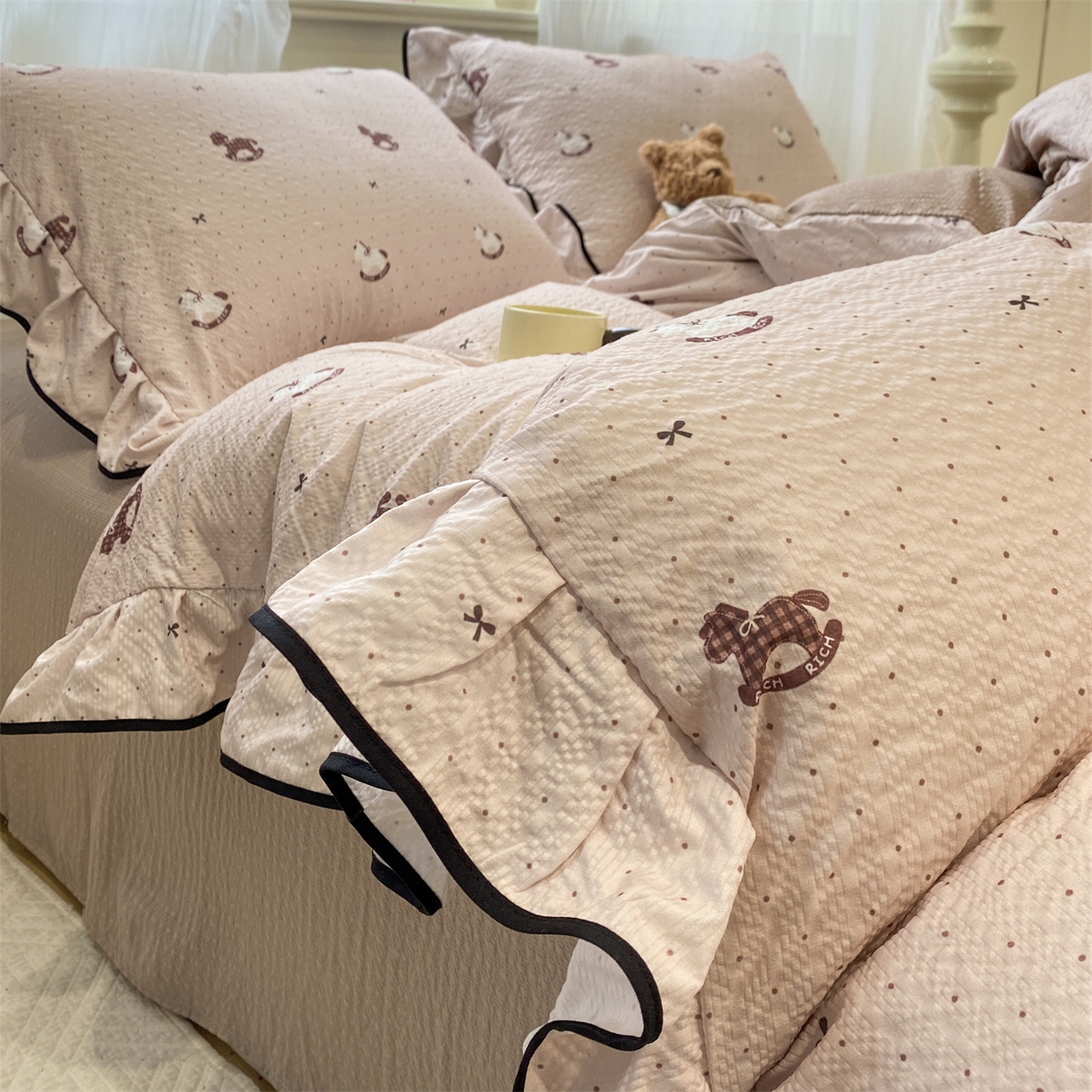 91家纺网 家纺一手货源 找家纺 优贝家纺 2026新款云感双层纱皱皱纱花边四件套 马马福福-咖