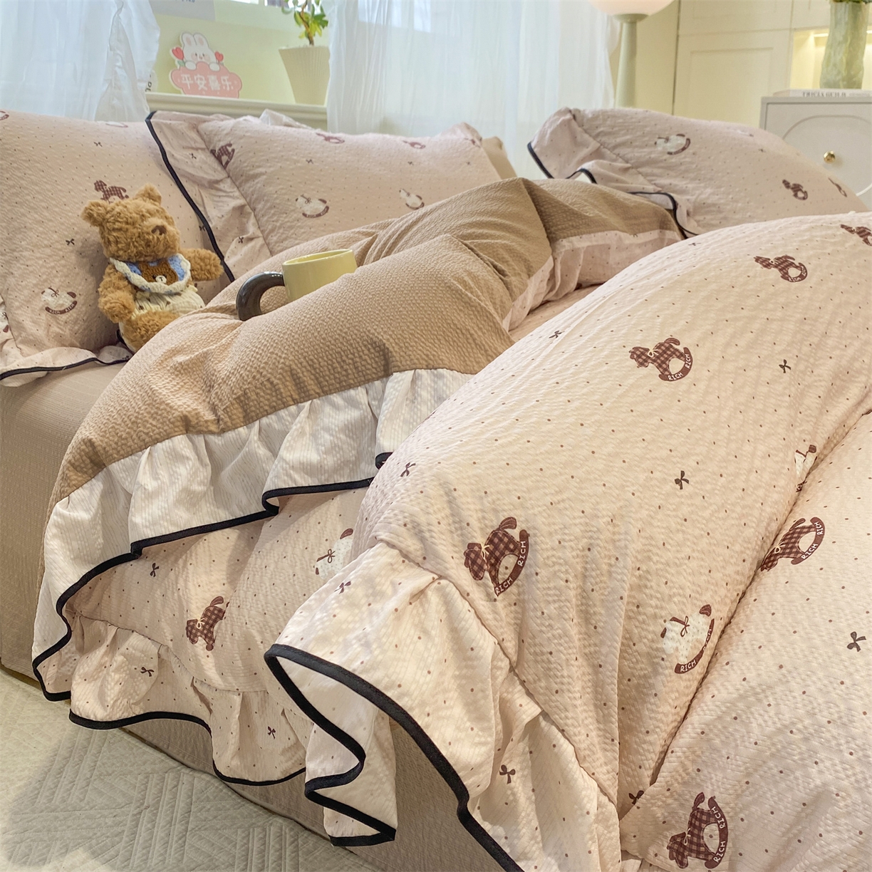 91家纺网 家纺一手货源 找家纺 优贝家纺 2026新款云感双层纱皱皱纱花边四件套 马马福福-咖