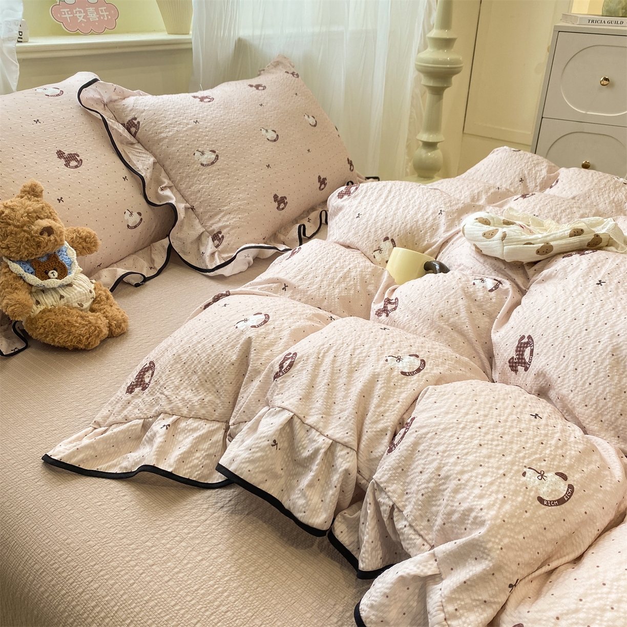 91家纺网 家纺一手货源 找家纺 优贝家纺 2026新款云感双层纱皱皱纱花边四件套 马马福福-咖